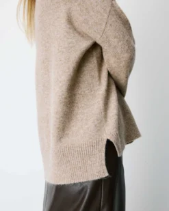 Pull ample col V en maille lurex sable Salvador