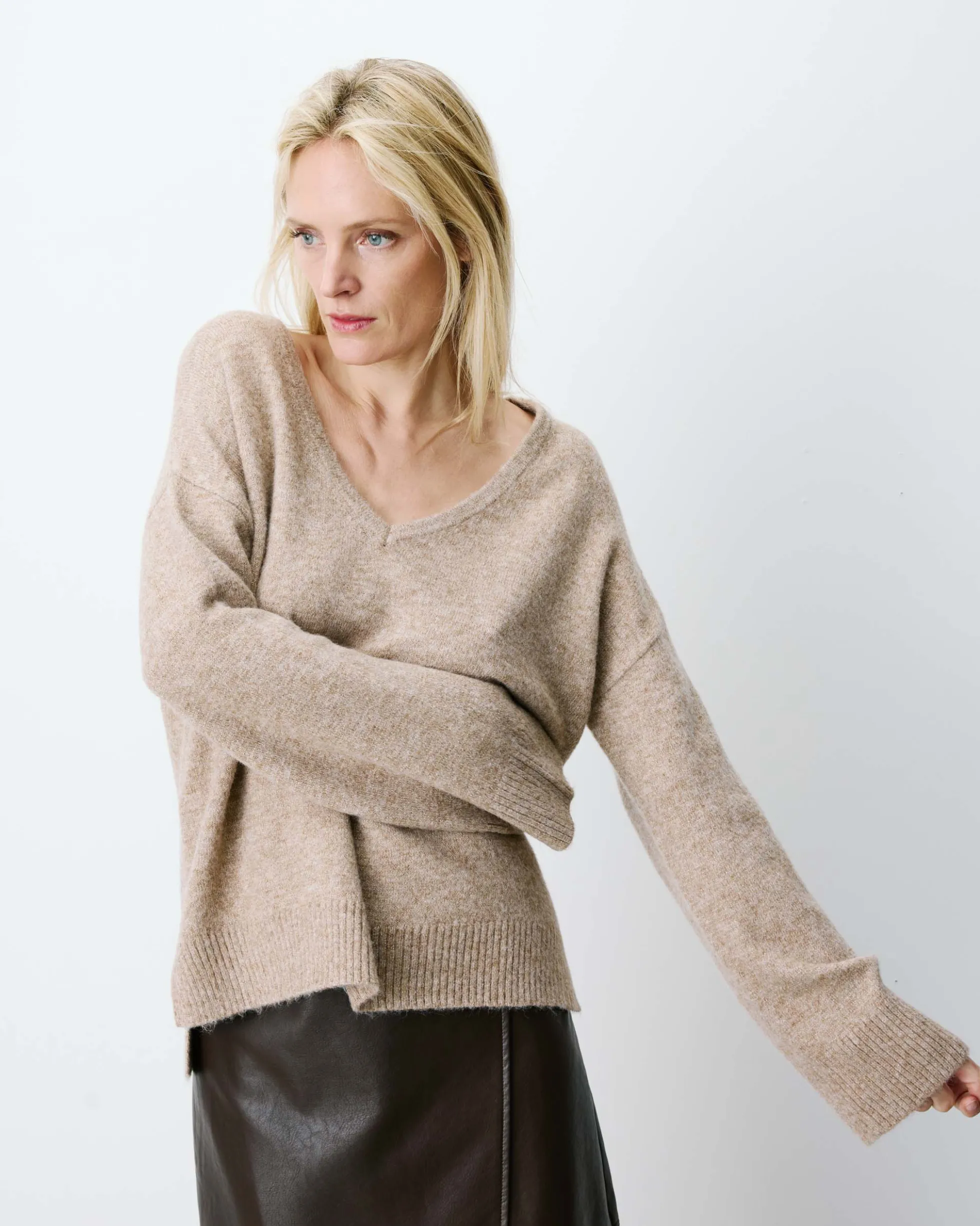 Pull ample col V en maille lurex sable Salvador