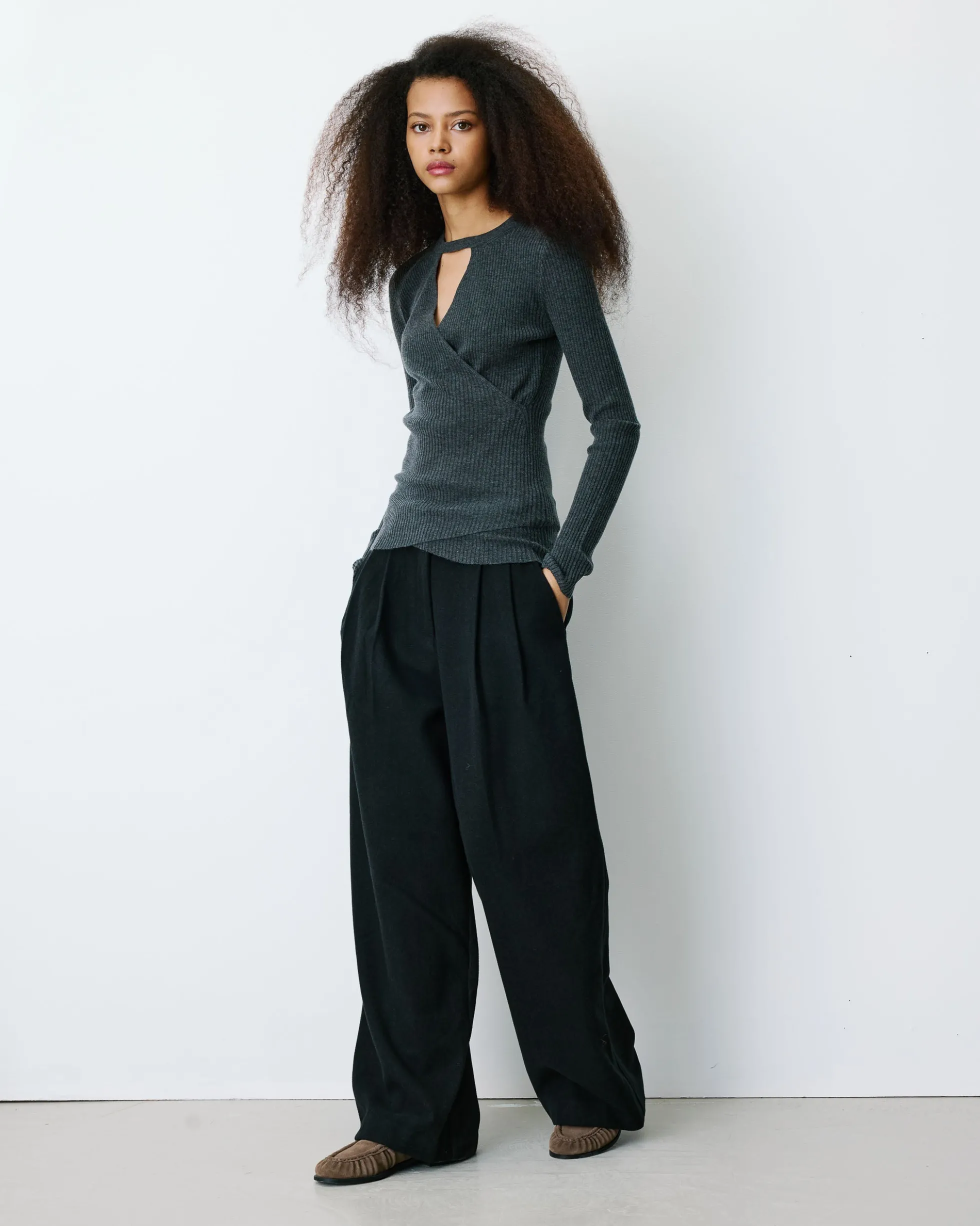 Pull cache-cœur col V près du corps anthracite Bindi