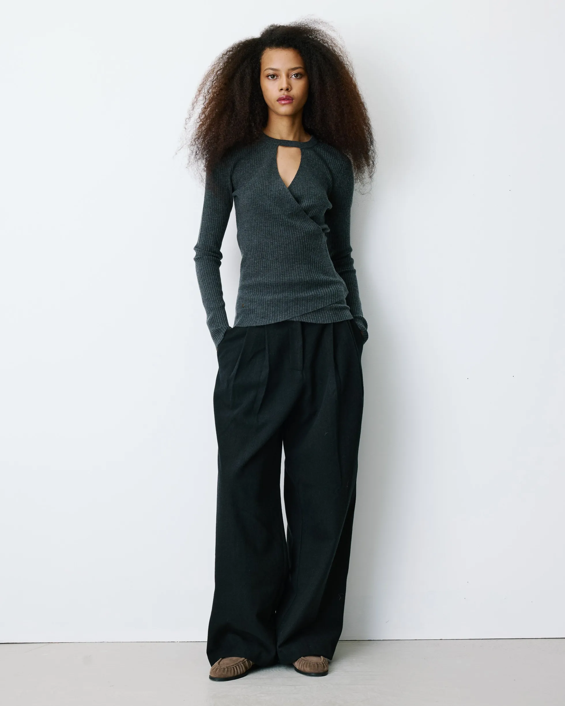 Pull cache-cœur col V près du corps anthracite Bindi