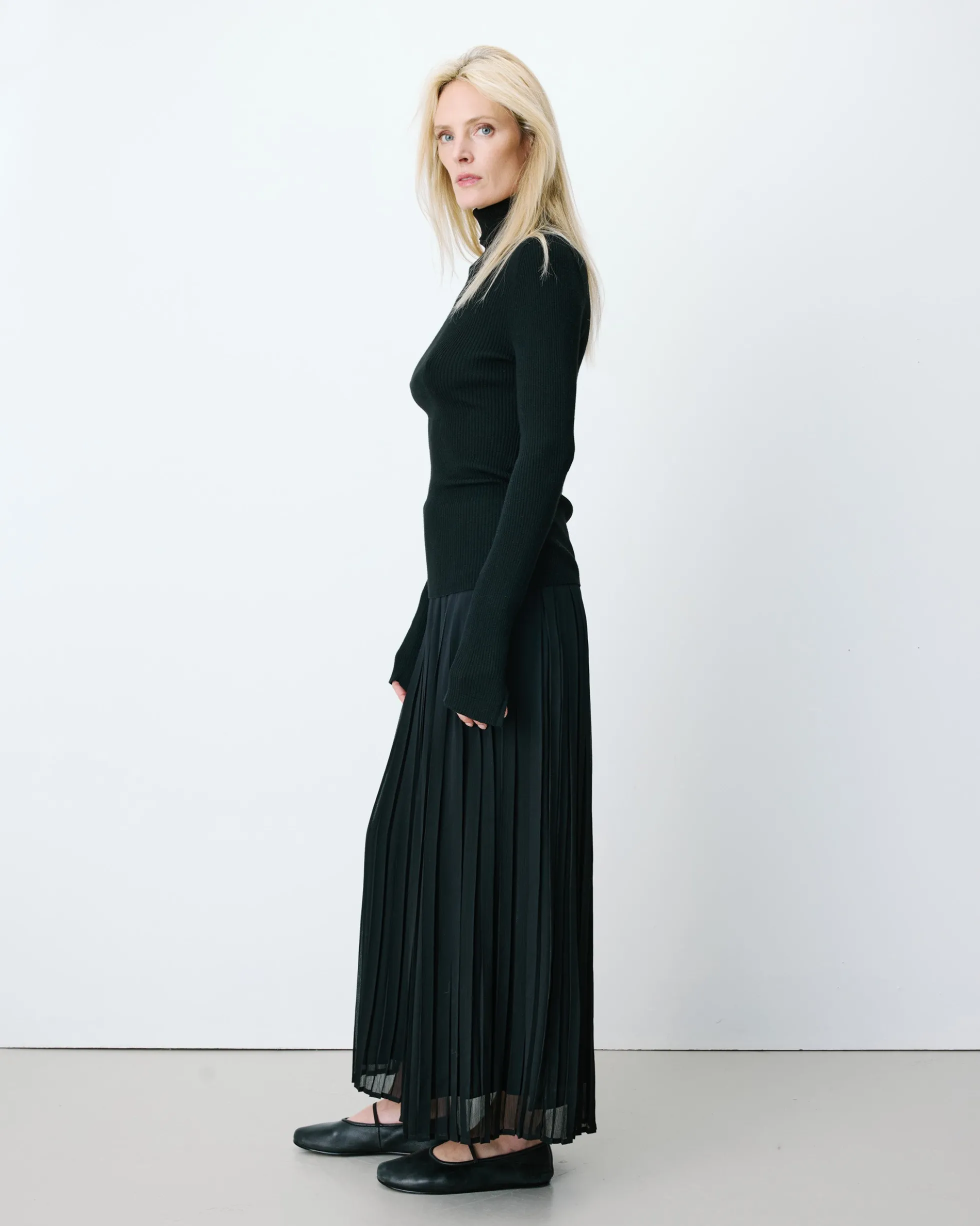 Pull col roulé ajusté en maille fine noir Alfred