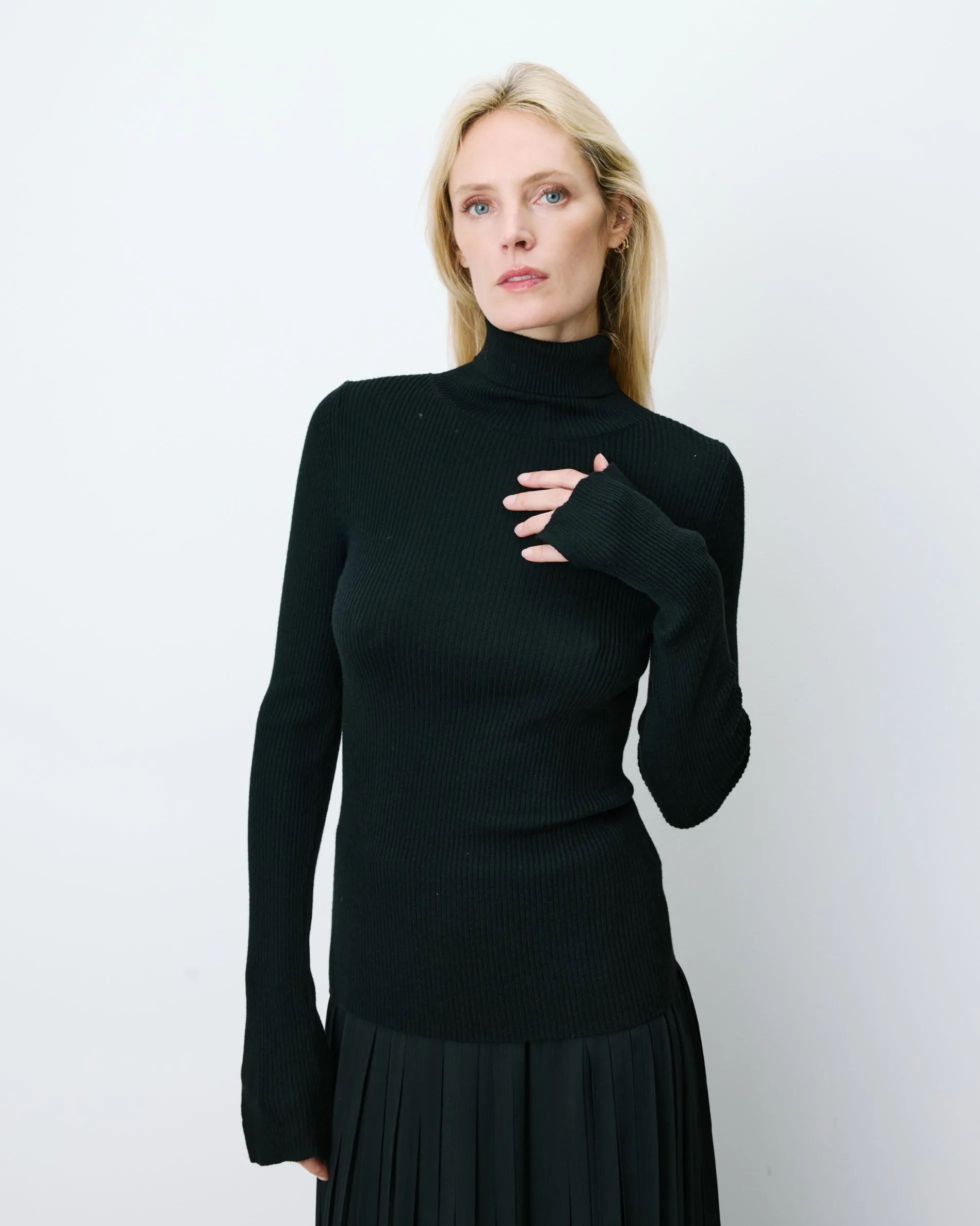 Pull col roulé ajusté en maille fine noir Alfred