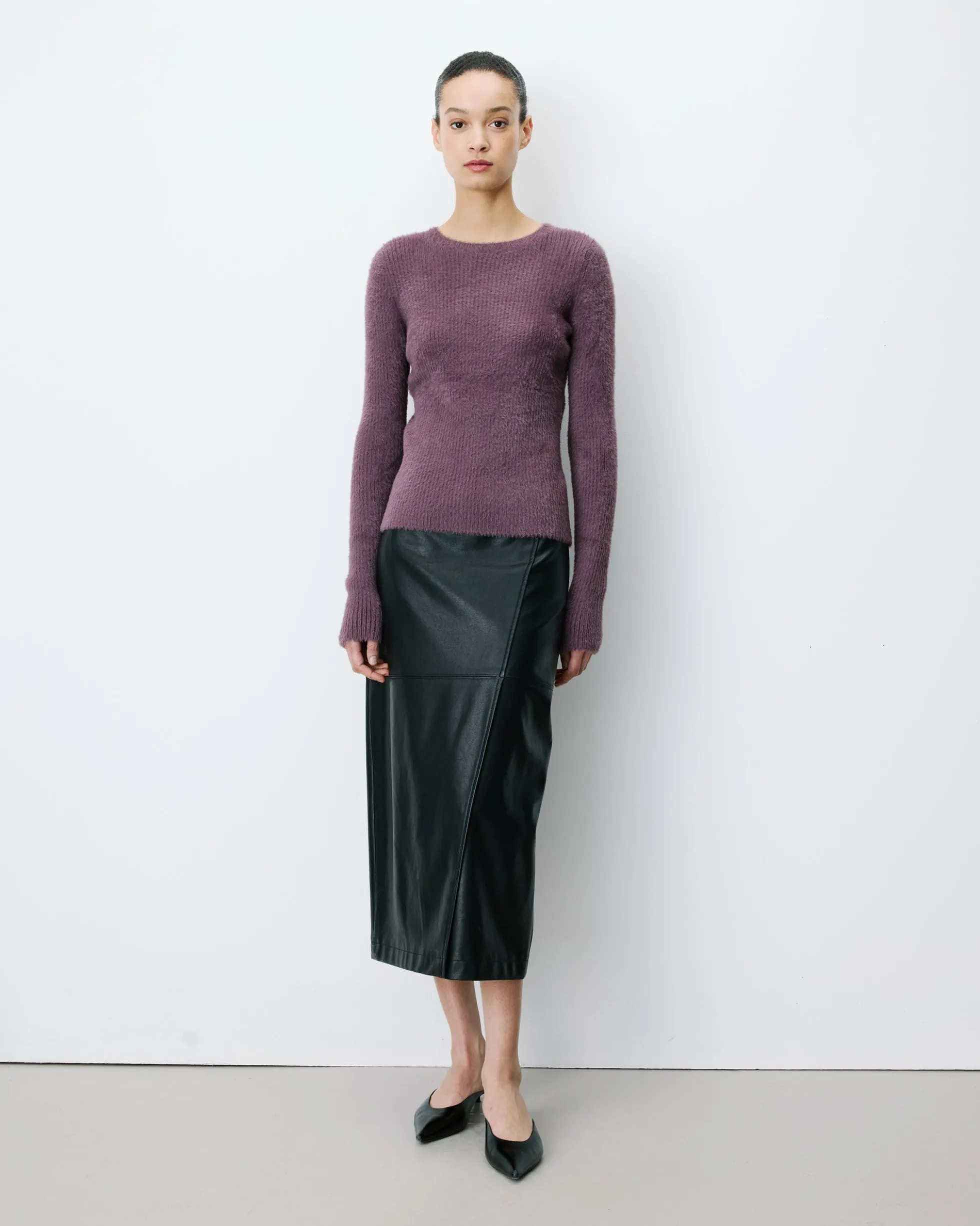 Pull doux près du corps col rond aubergine Auryn