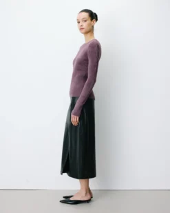 Pull doux près du corps col rond aubergine Auryn