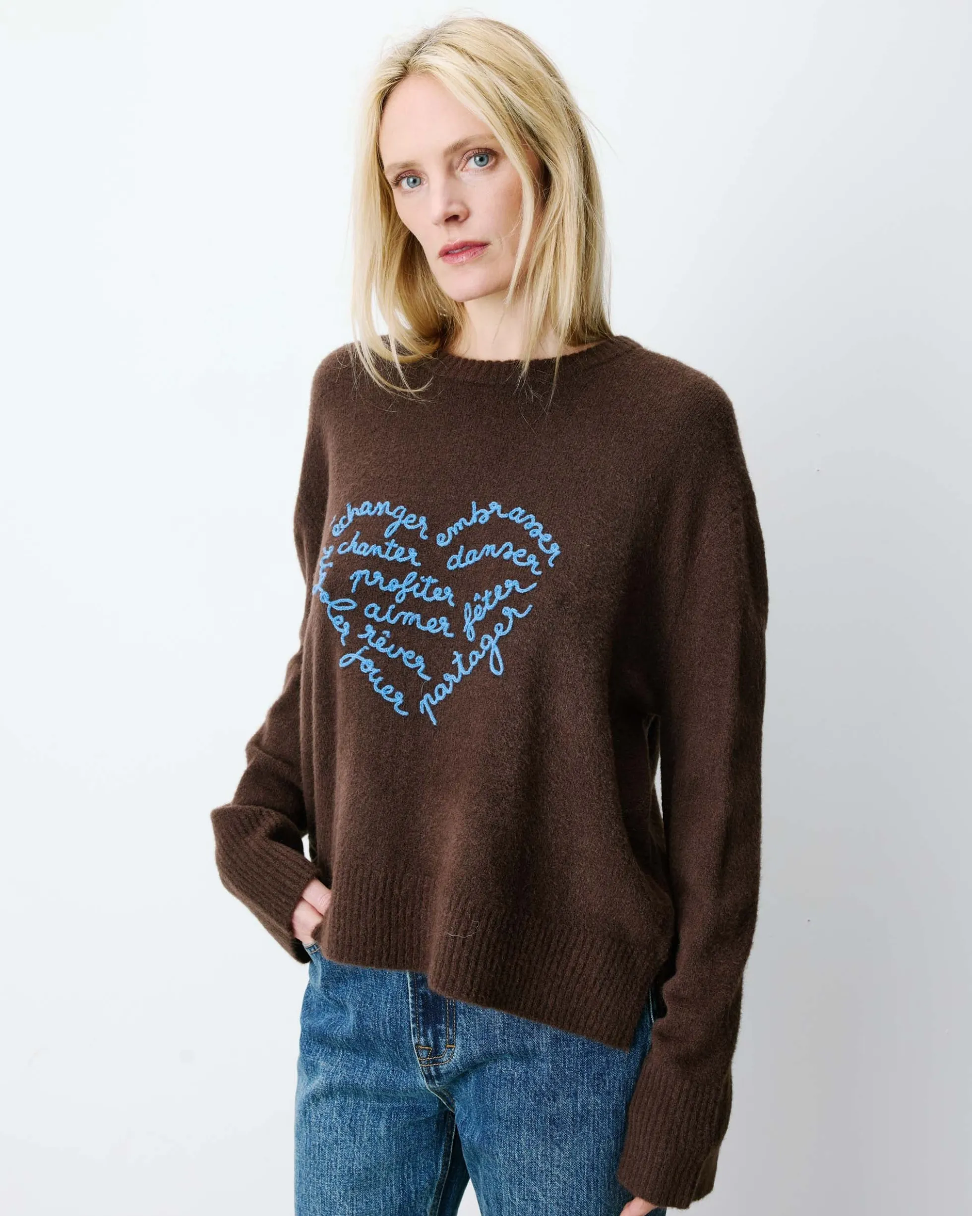 Pull droit col rond à inscription brodée chocolat Aubin