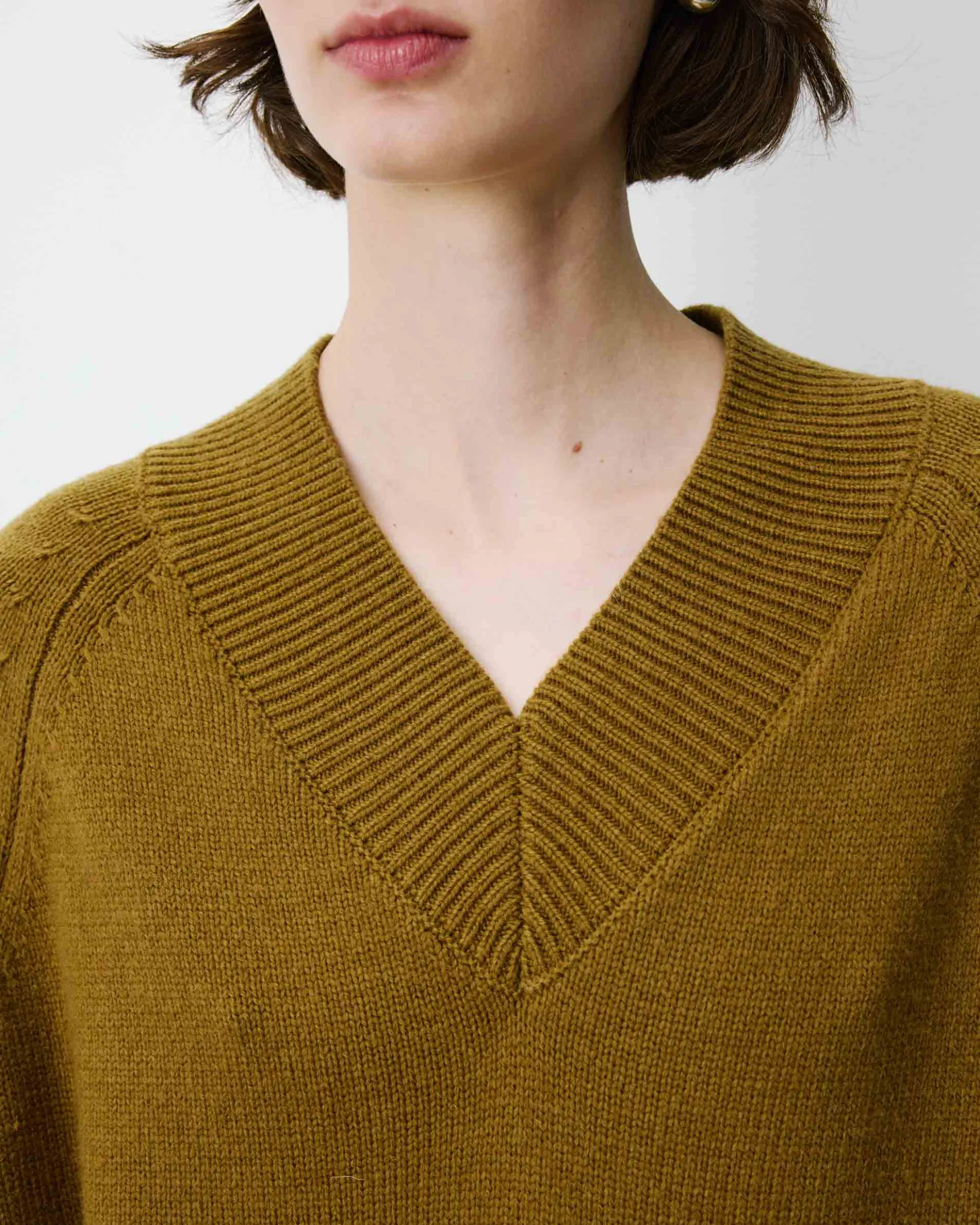 Pull droit col V en maille olive Alden