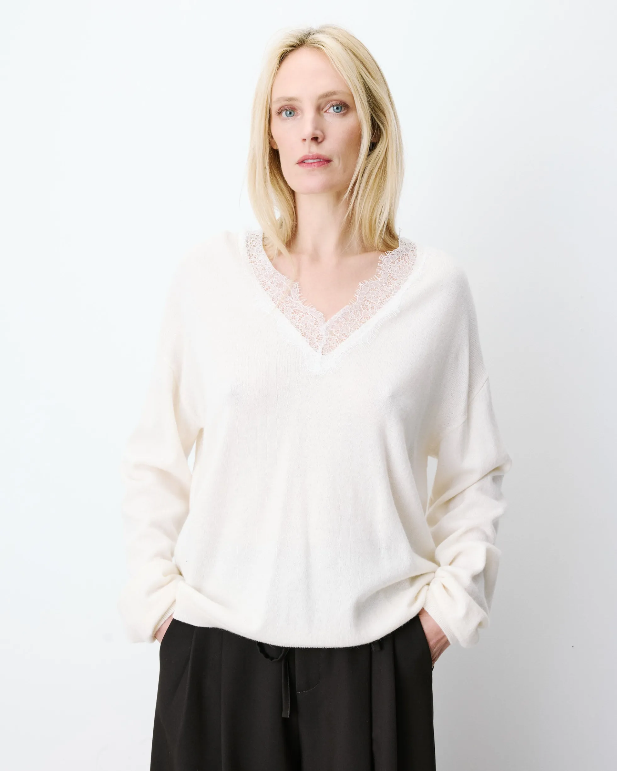 Pull en maille à col V en dentelle ecru Augustin