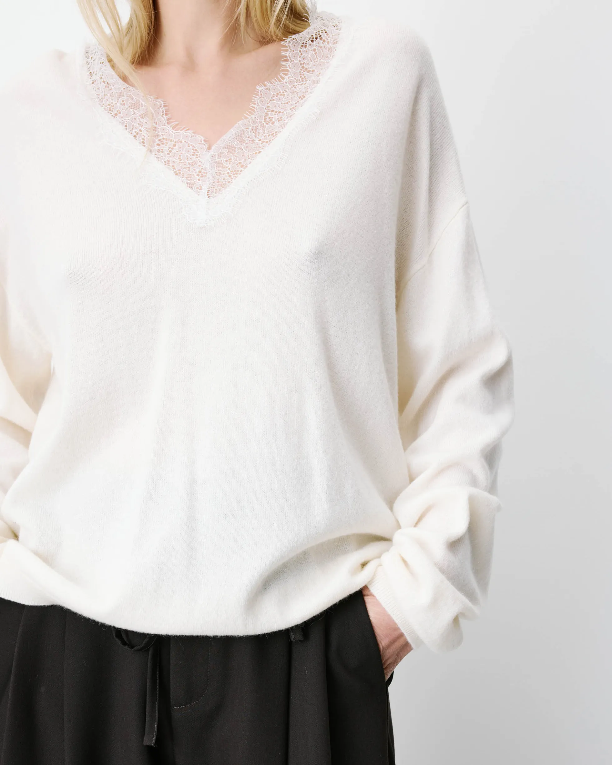Pull en maille à col V en dentelle ecru Augustin
