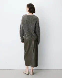 Pull large doux en mohair mélangé col V taupe Adorable