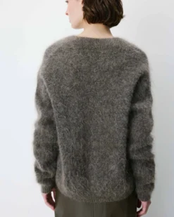 Pull large doux en mohair mélangé col V taupe Adorable