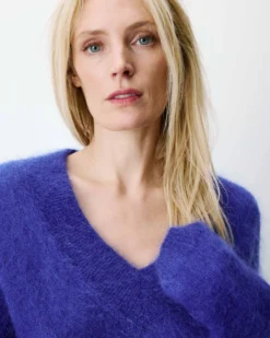 Pull large doux en mohair mélangé col V cobalt Adorable