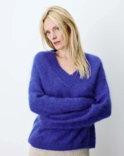 Pull large doux en mohair mélangé col V cobalt Adorable
