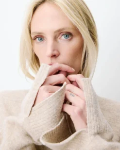 Pull large en maille jersey col montant sable Adelice