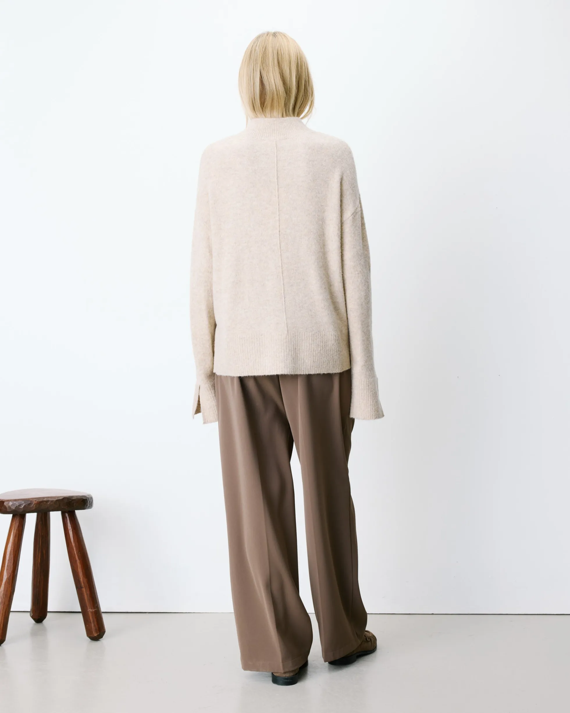 Pull large en maille jersey col montant sable Adelice