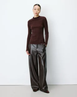 Pull maille fine près du corps col montant chocolat Aloe