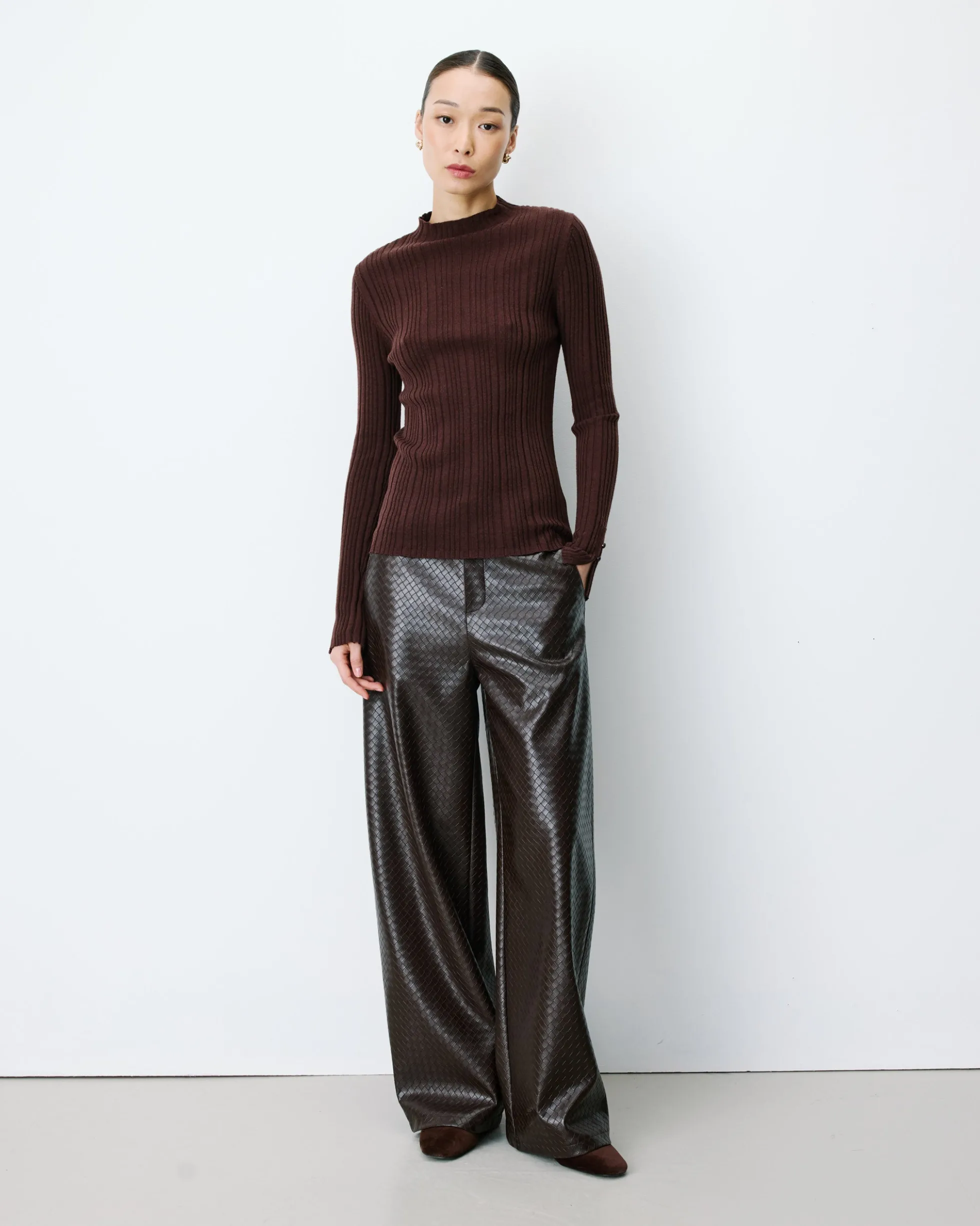 Pull maille fine près du corps col montant chocolat Aloe