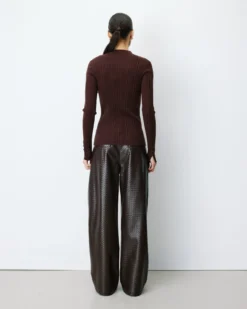 Pull maille fine près du corps col montant chocolat Aloe