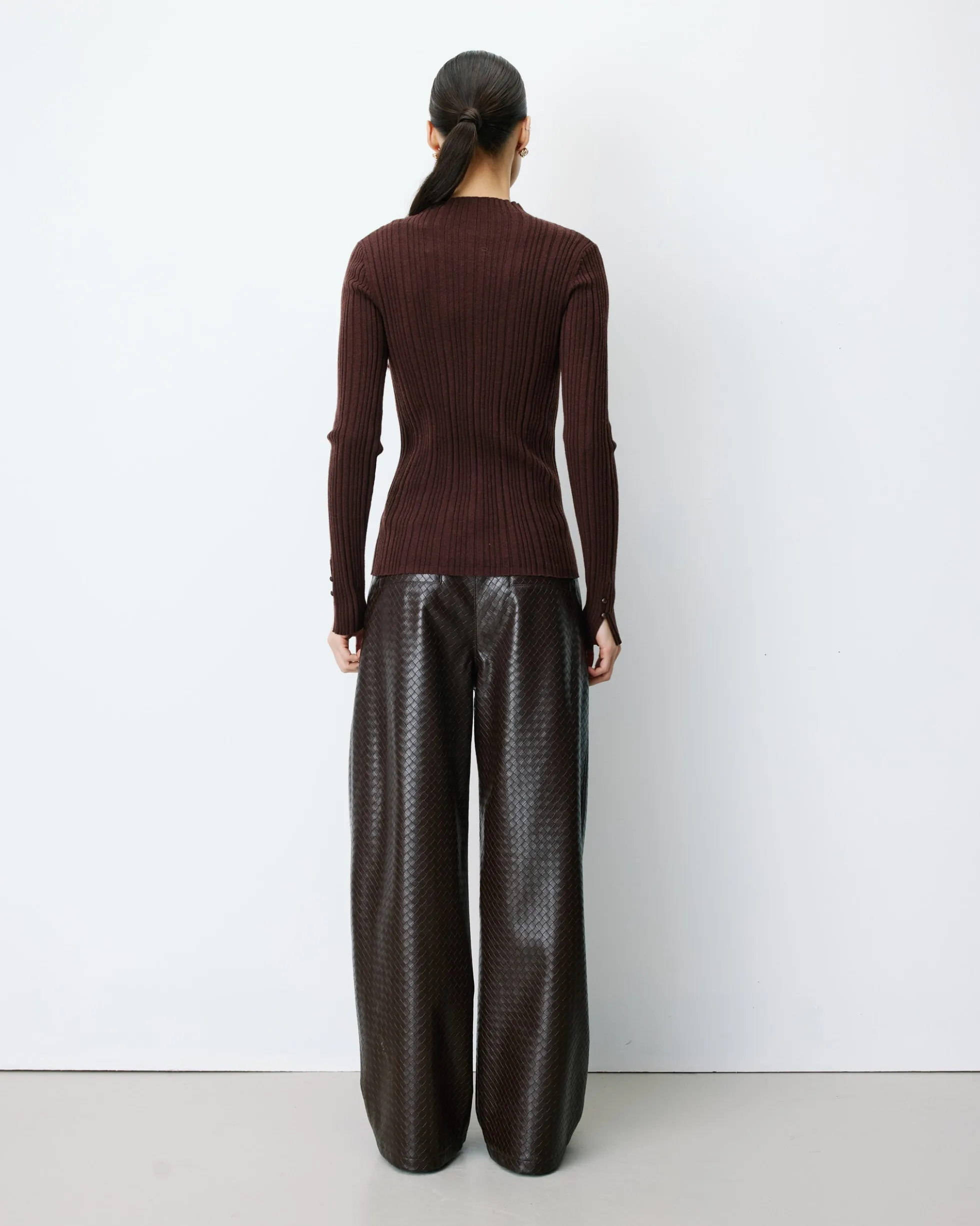 Pull maille fine près du corps col montant chocolat Aloe