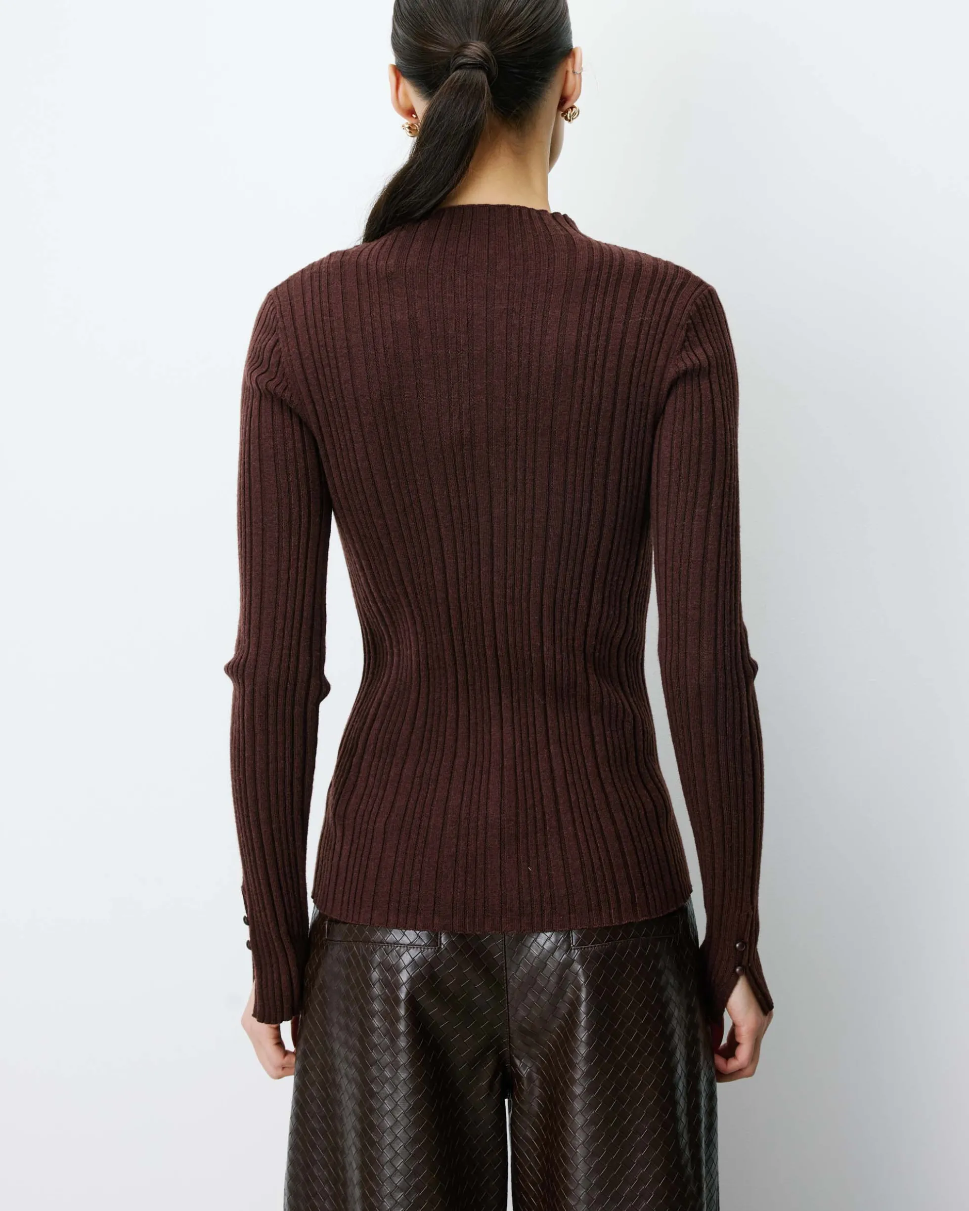 Pull maille fine près du corps col montant chocolat Aloe