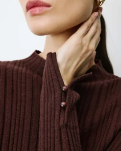 Pull maille fine près du corps col montant chocolat Aloe