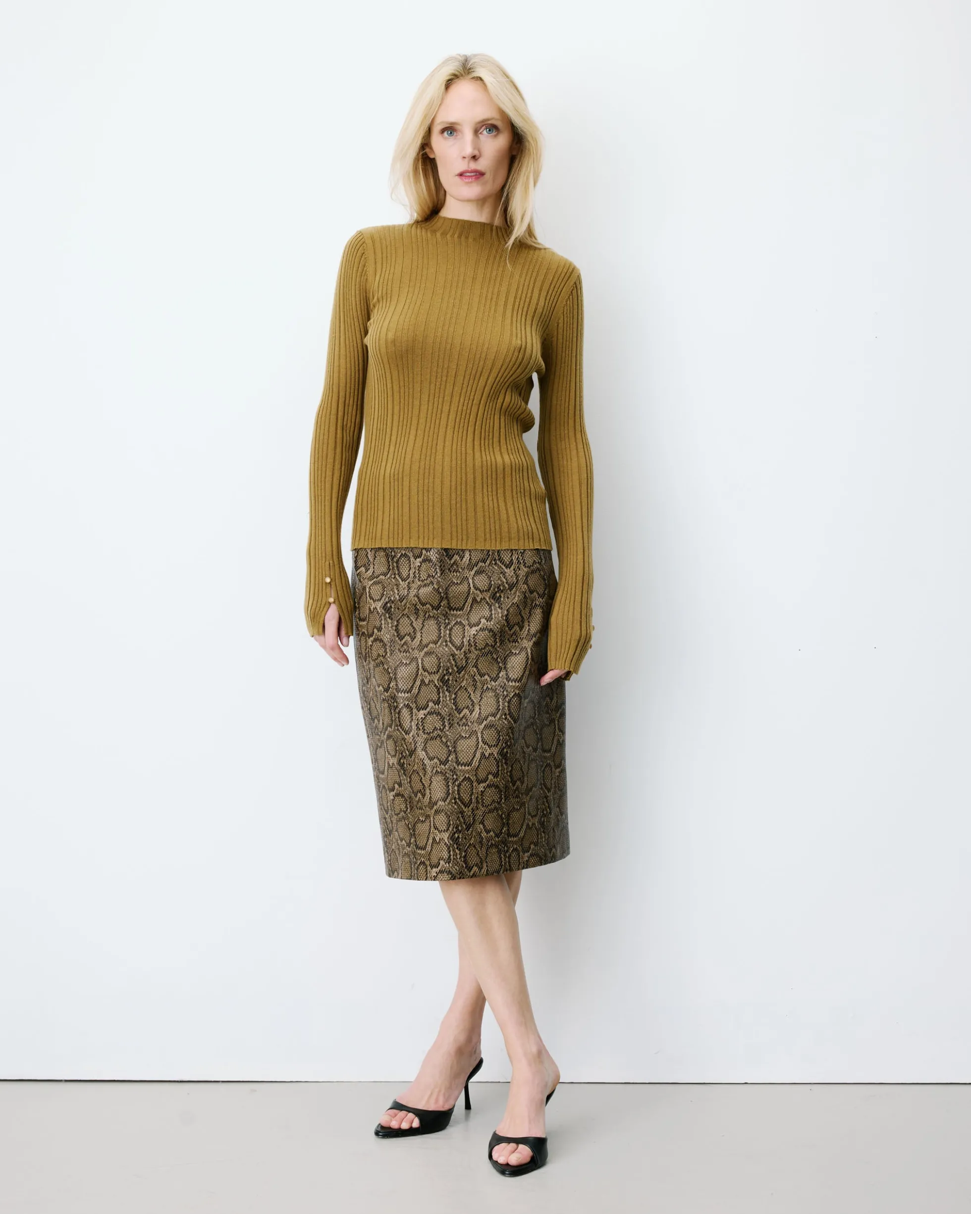 Pull maille fine près du corps col montant olive Aloe