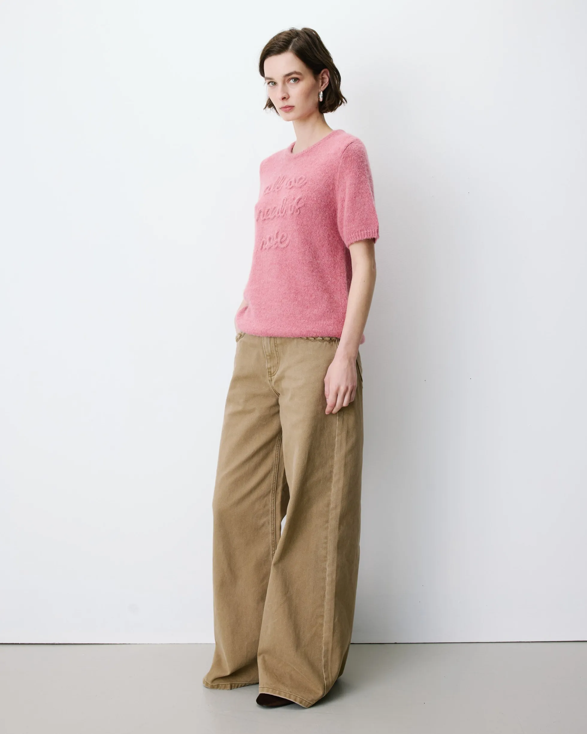 Pull manches courtes à message brodé blush Austyn
