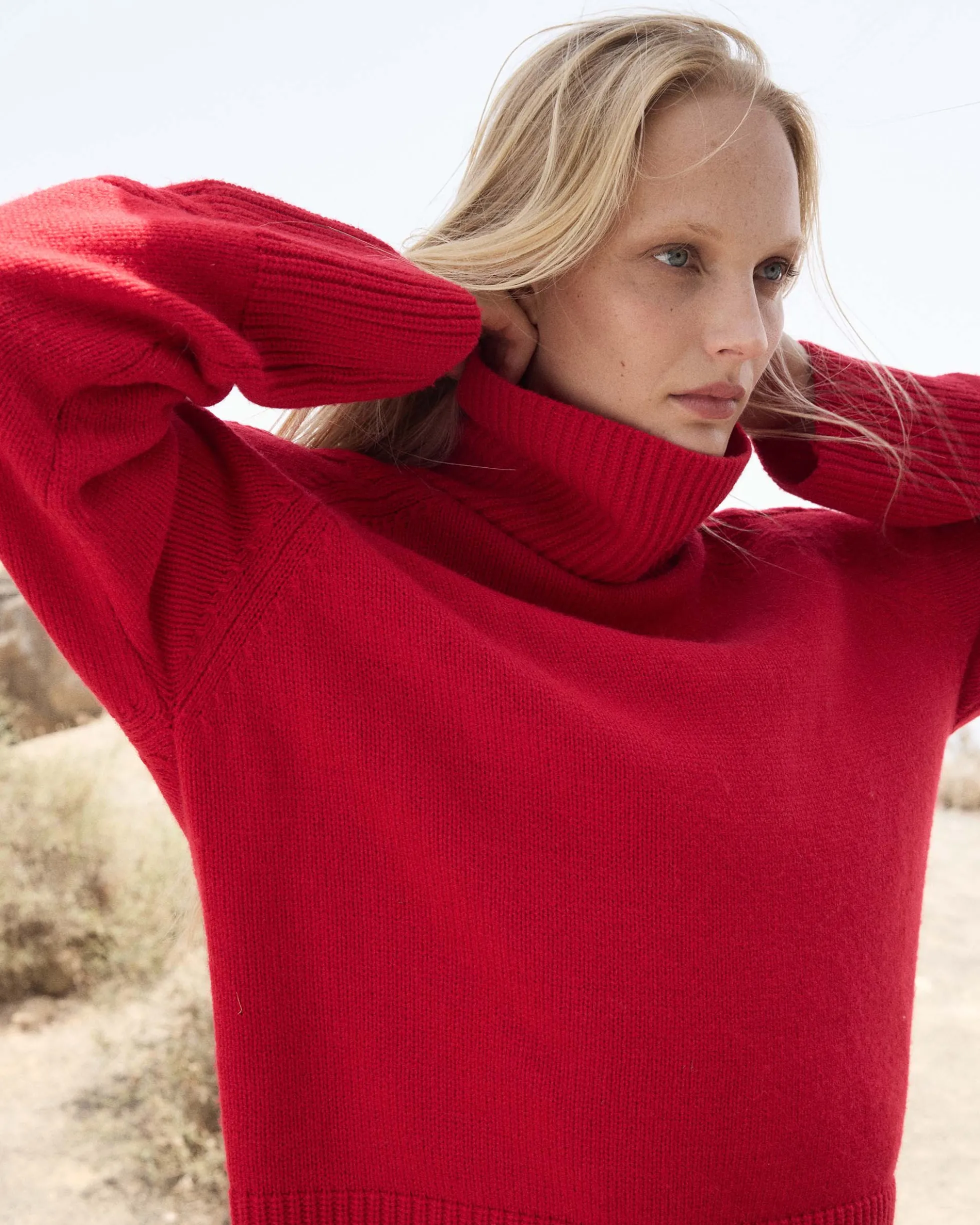 Pull oversize col roulé en maille torsadée rouge Bastille