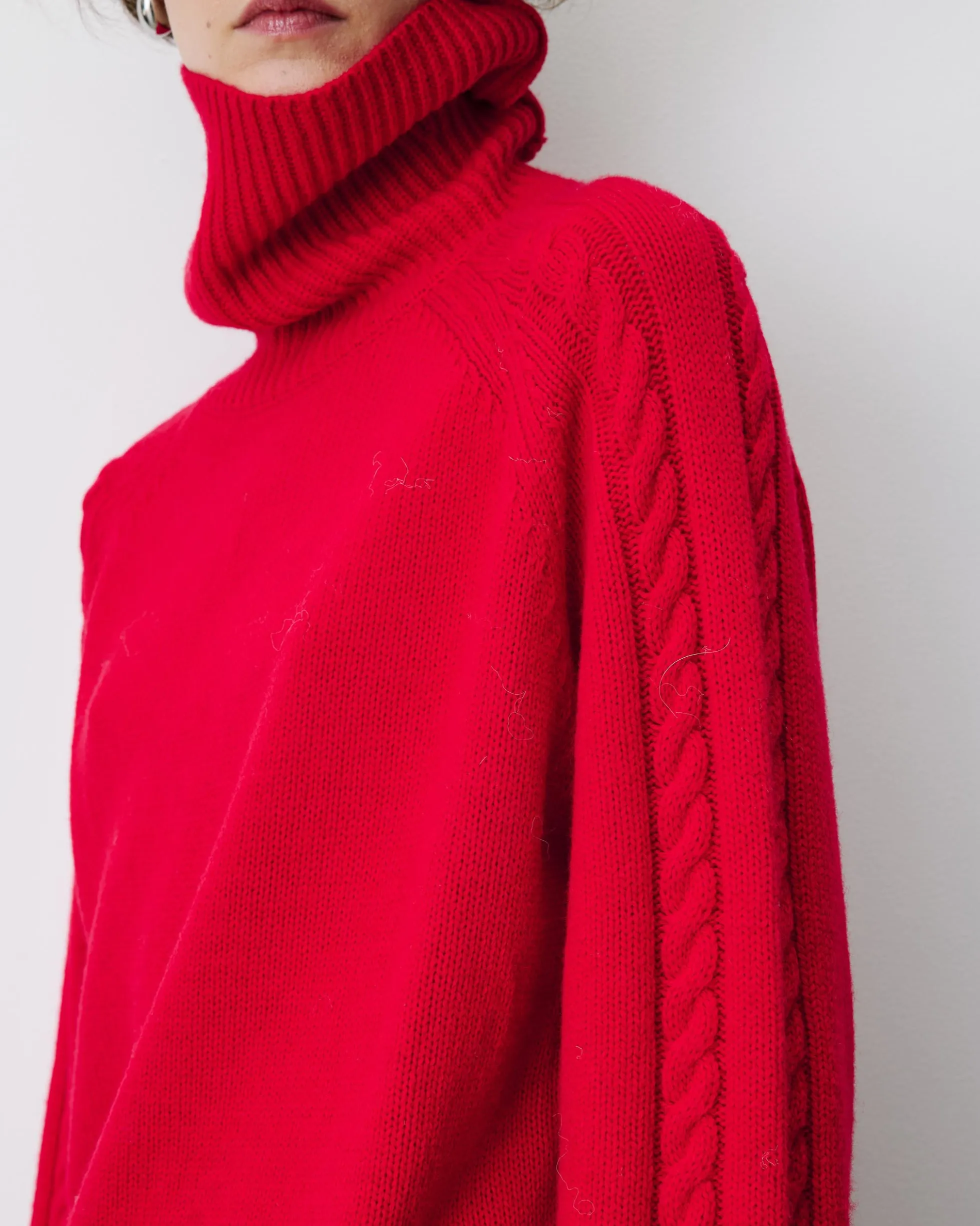 Pull oversize col roulé en maille torsadée rouge Bastille