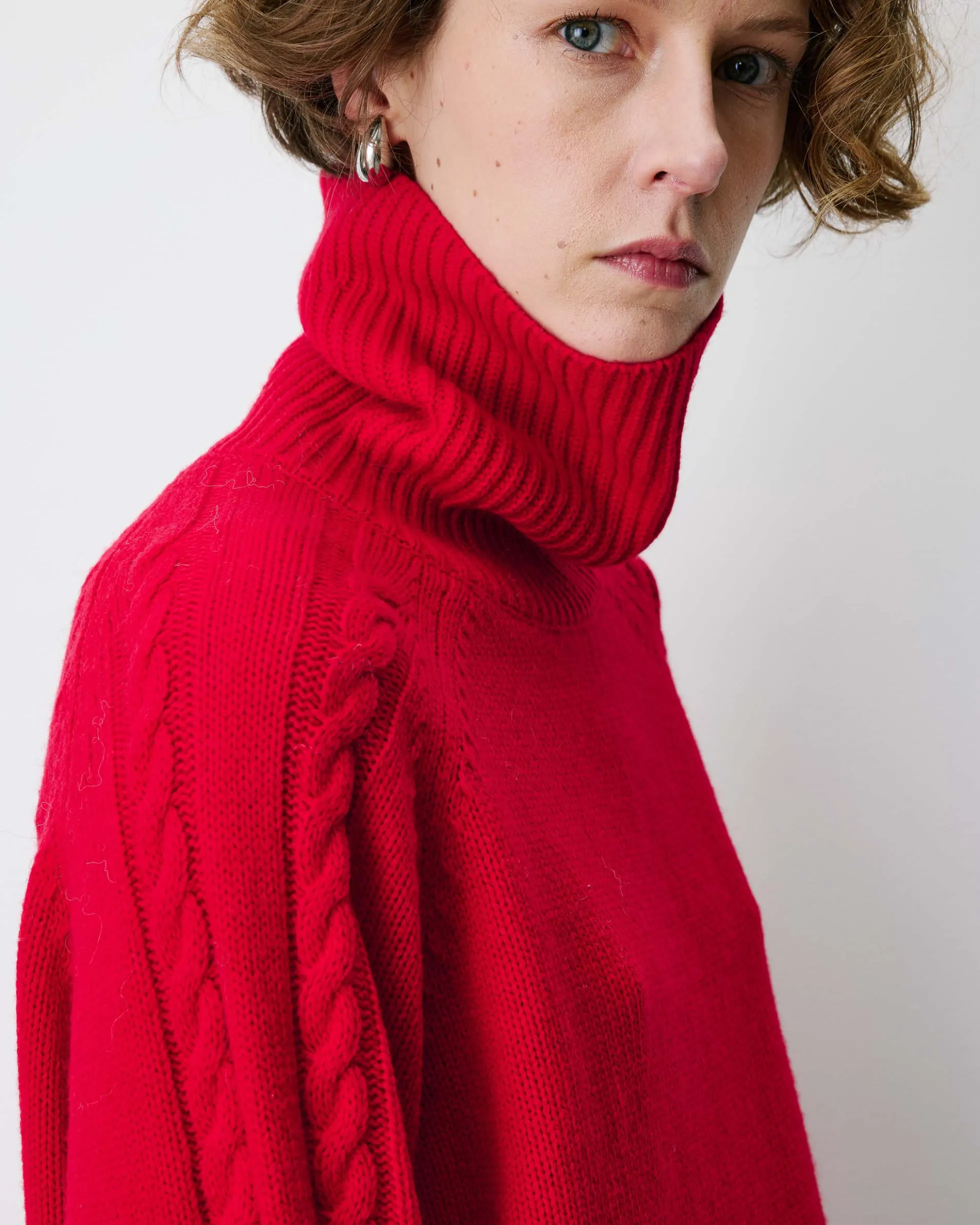 Pull oversize col roulé en maille torsadée rouge Bastille