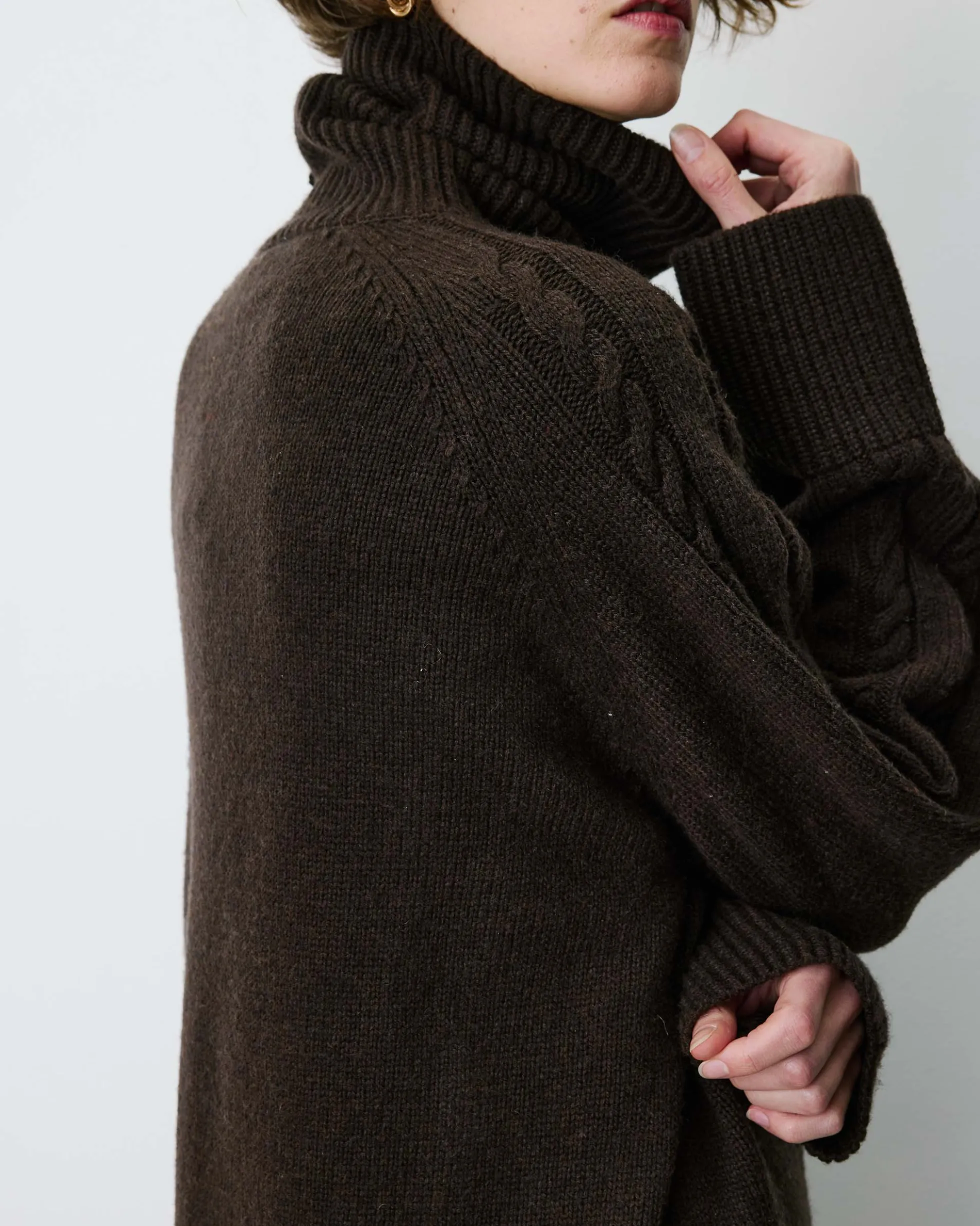 Pull oversize col roulé en maille torsadée chocolat Bastille