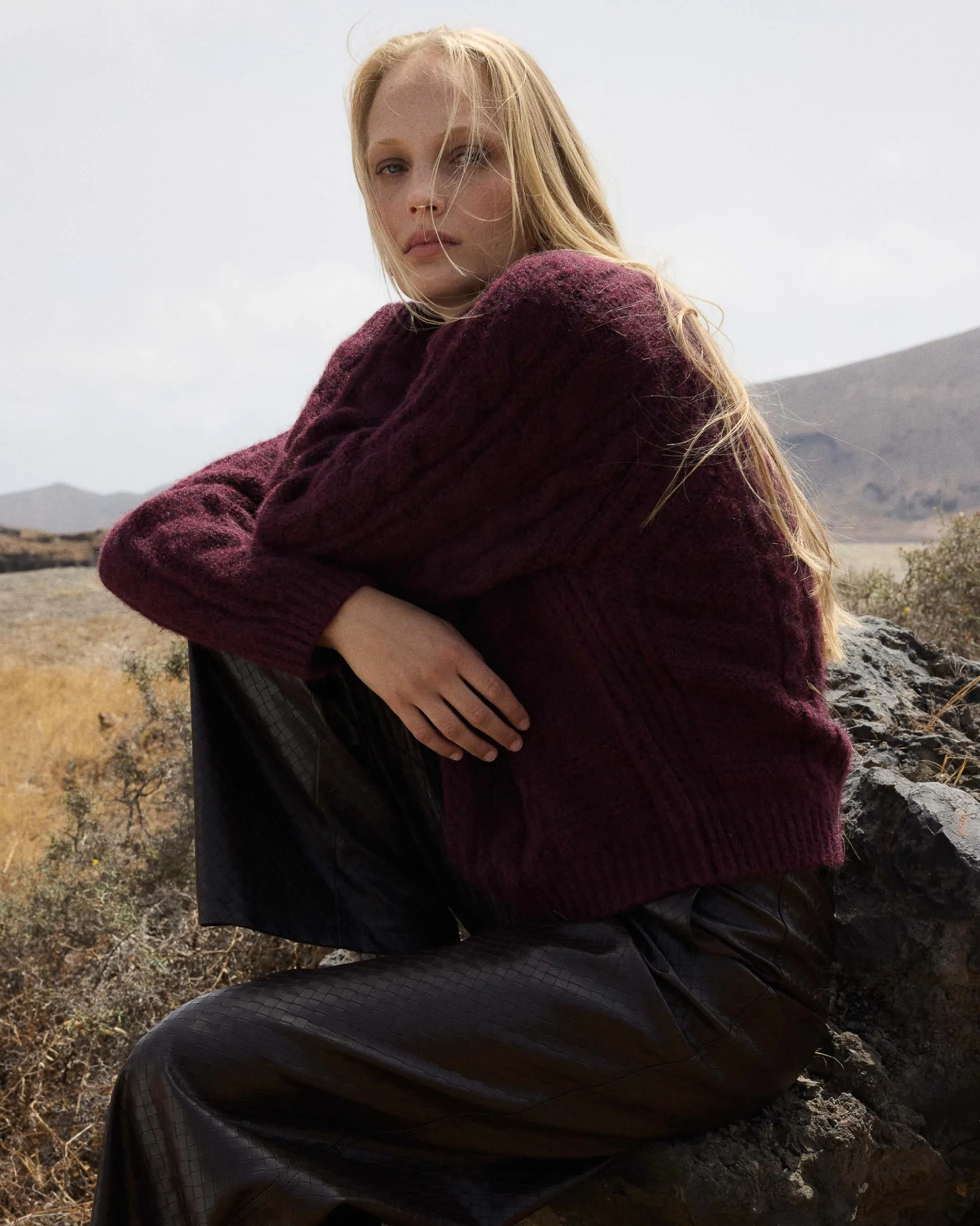 Pull torsadé ample col rond aubergine Amparo