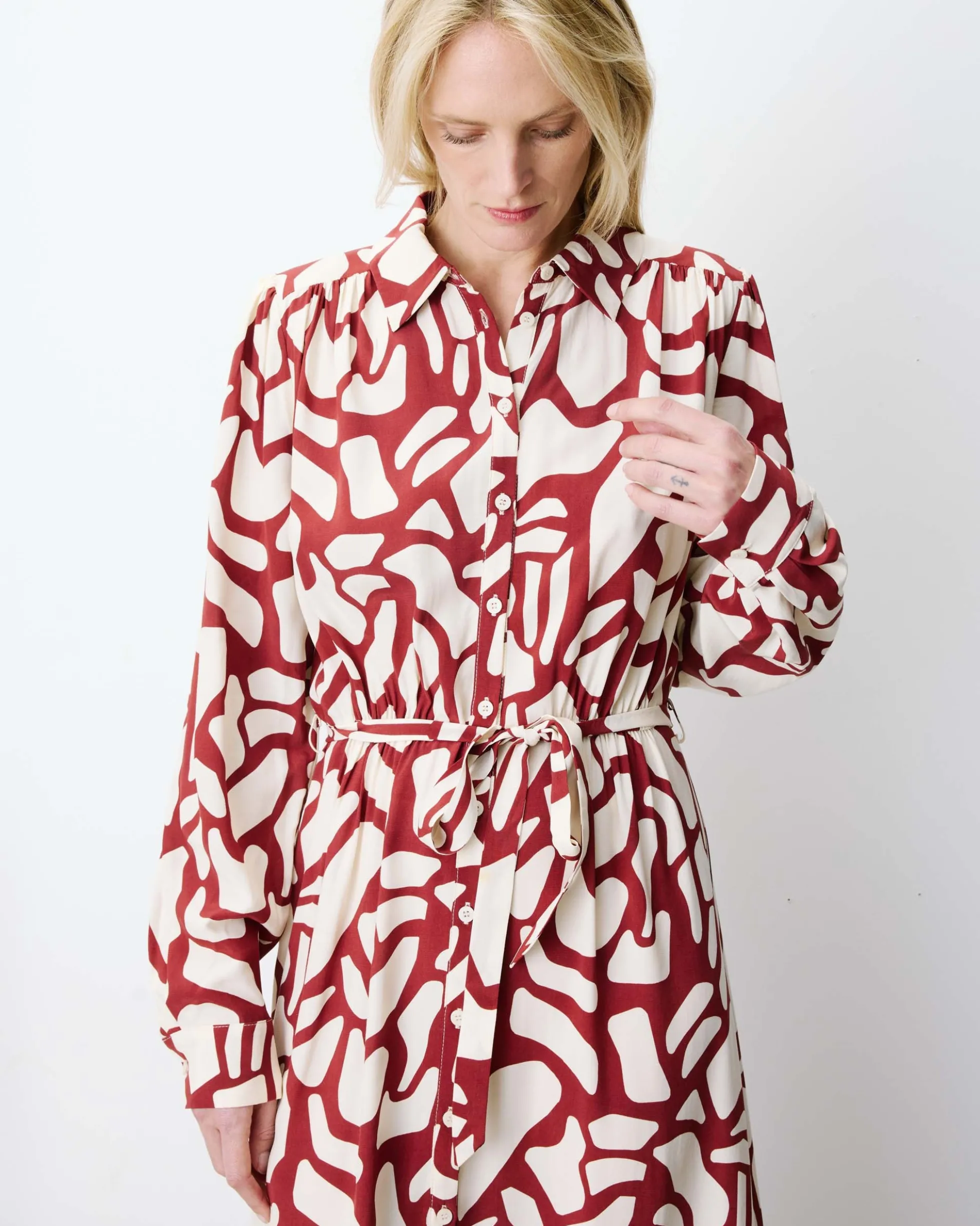 Robe chemise longue ceinturée à motif terracotta Aveline