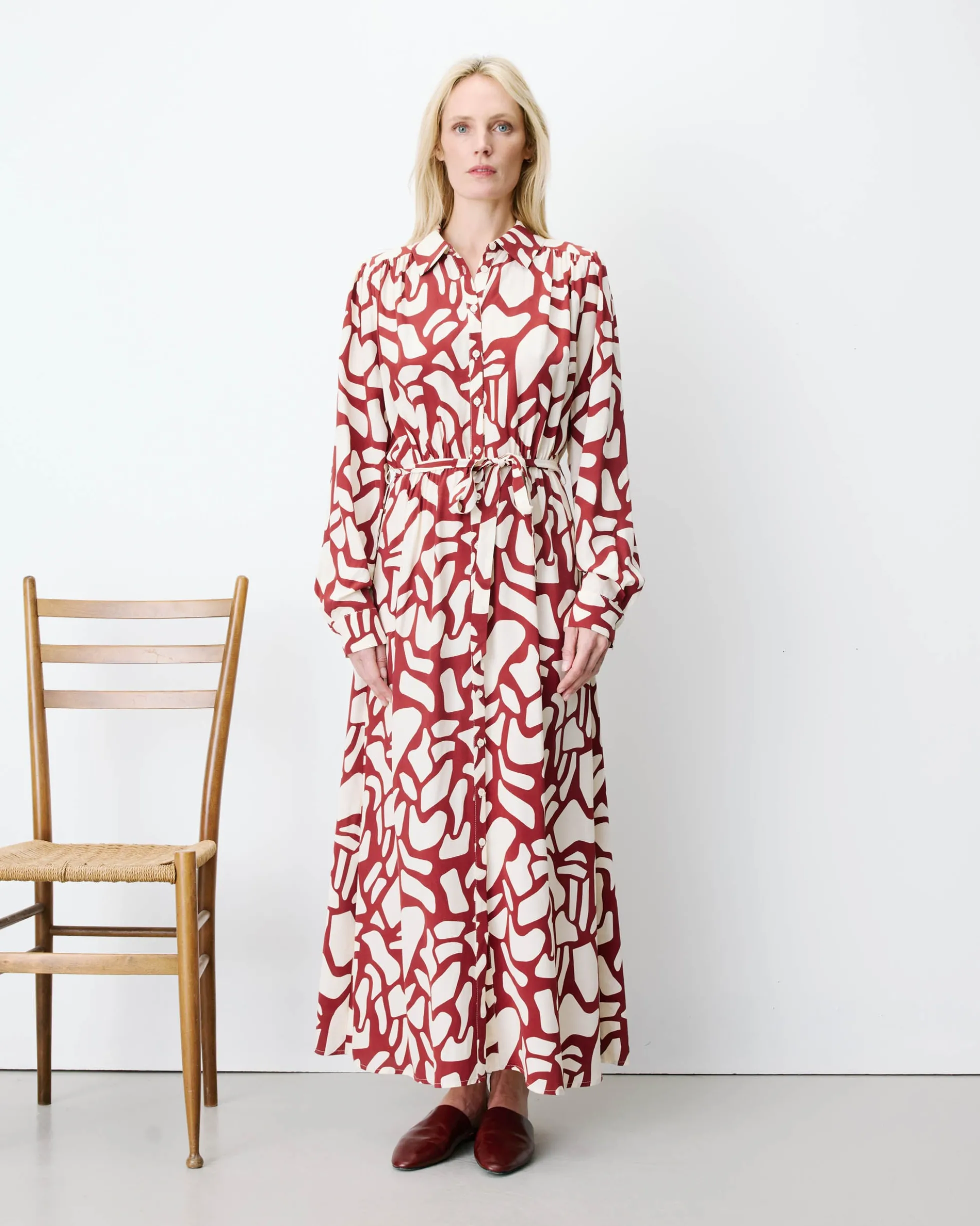 Robe chemise longue ceinturée à motif terracotta Aveline