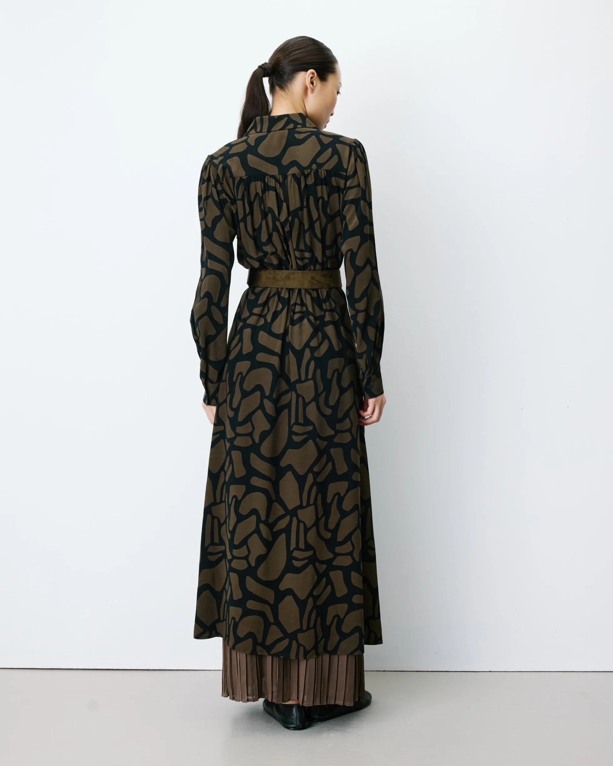 Robe chemise longue ceinturée à motif kaki Aveline
