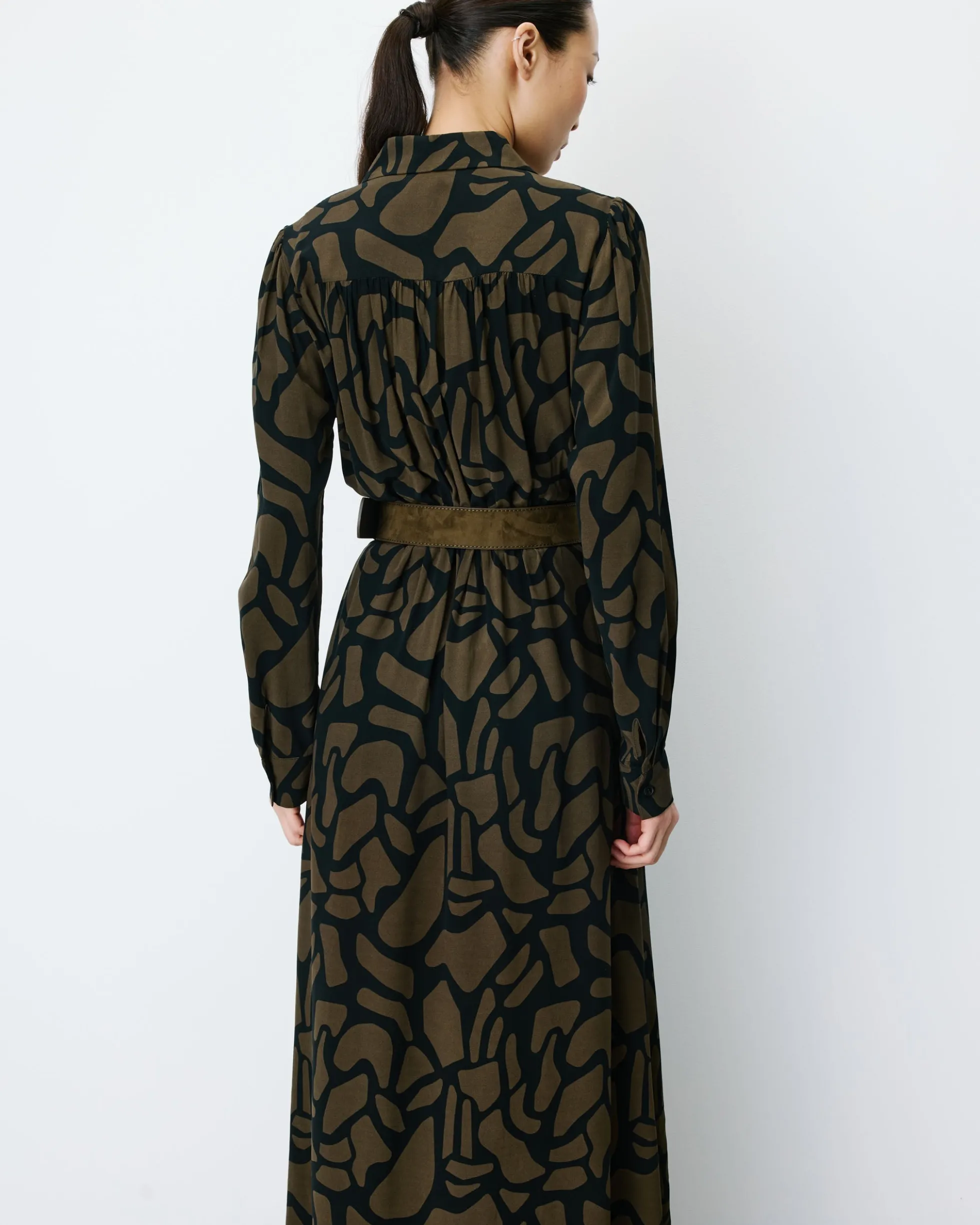 Robe chemise longue ceinturée à motif kaki Aveline