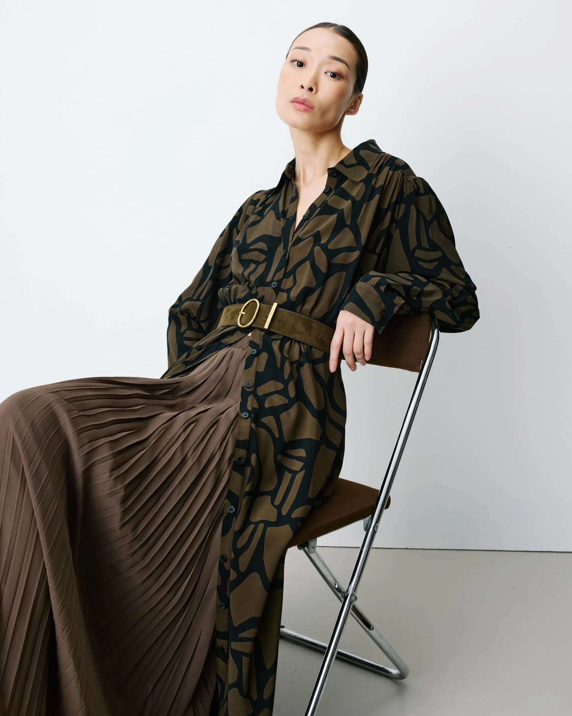 Robe chemise longue ceinturée à motif kaki Aveline
