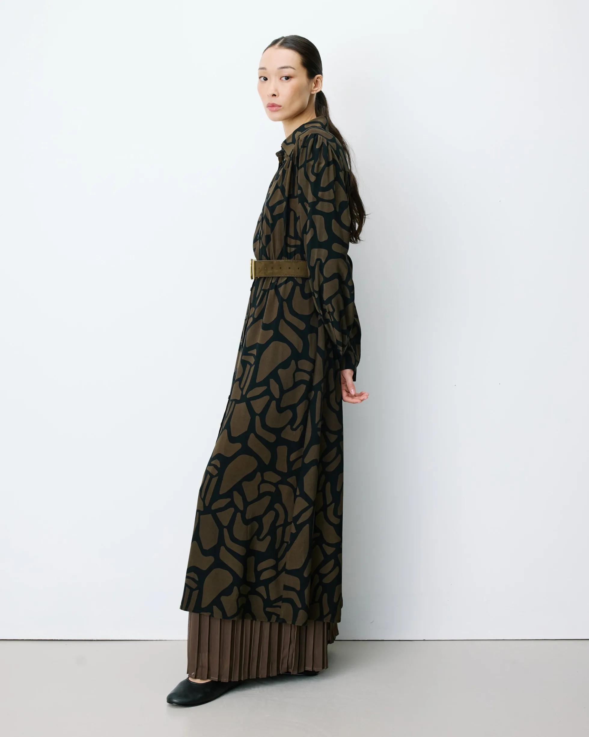 Robe chemise longue ceinturée à motif kaki Aveline