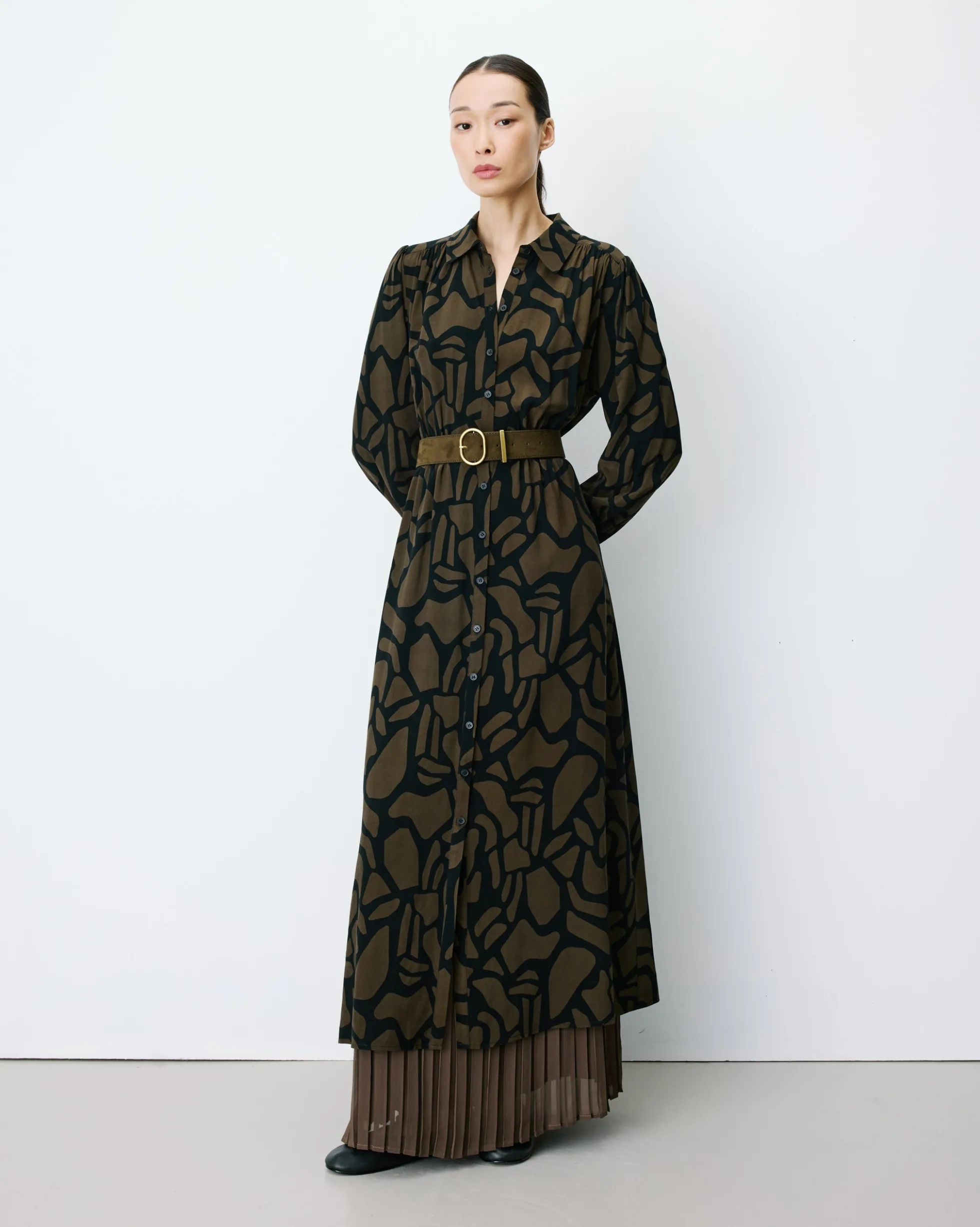 Robe chemise longue ceinturée à motif kaki Aveline