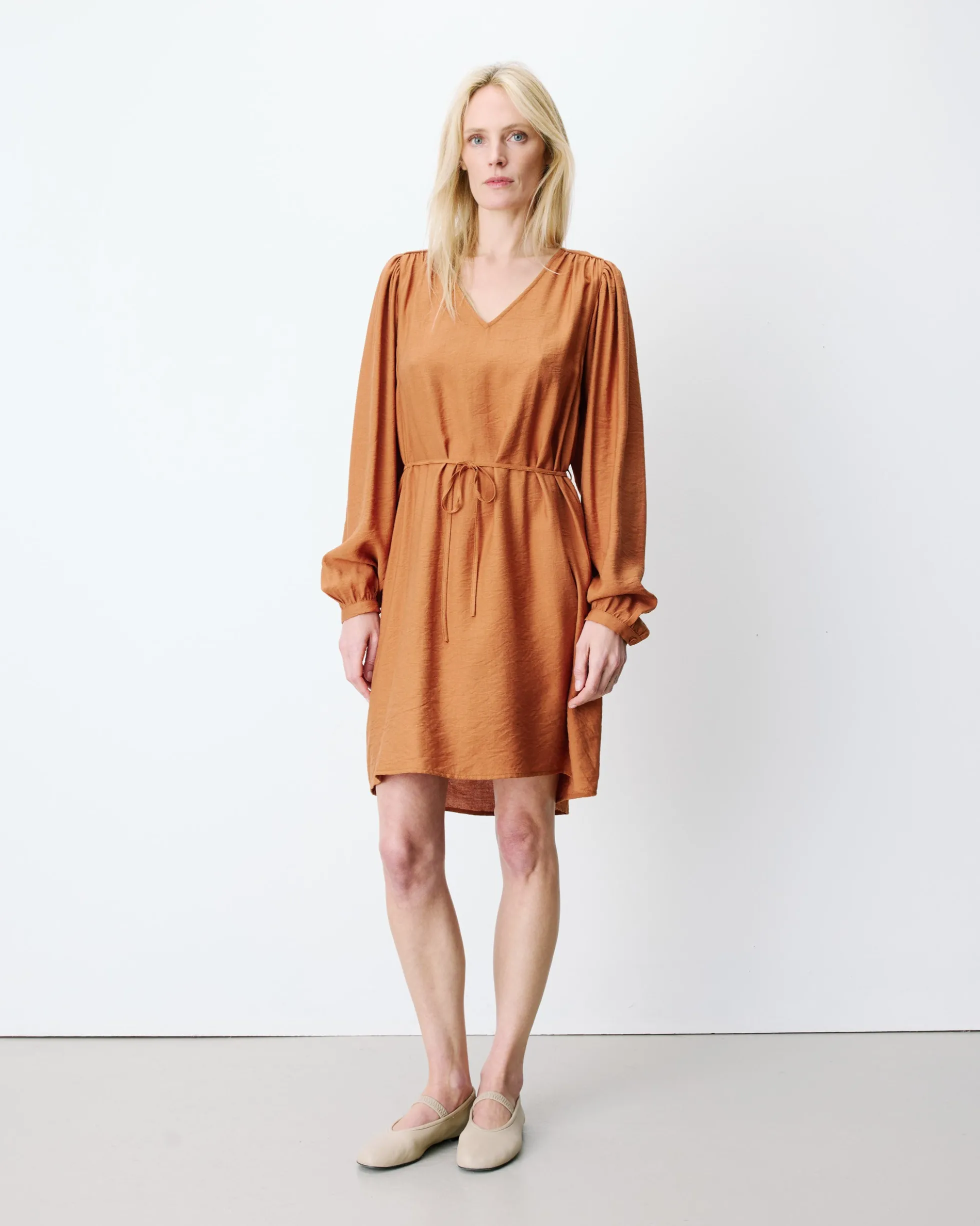 Robe courte col V manches bouffantes camel Alienor