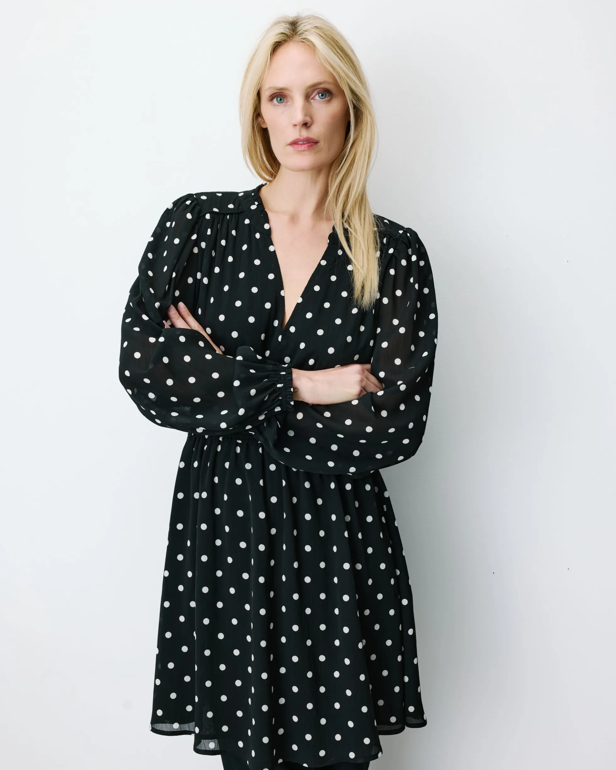 Robe courte fluide manches longues bouffantes pois Ailona
