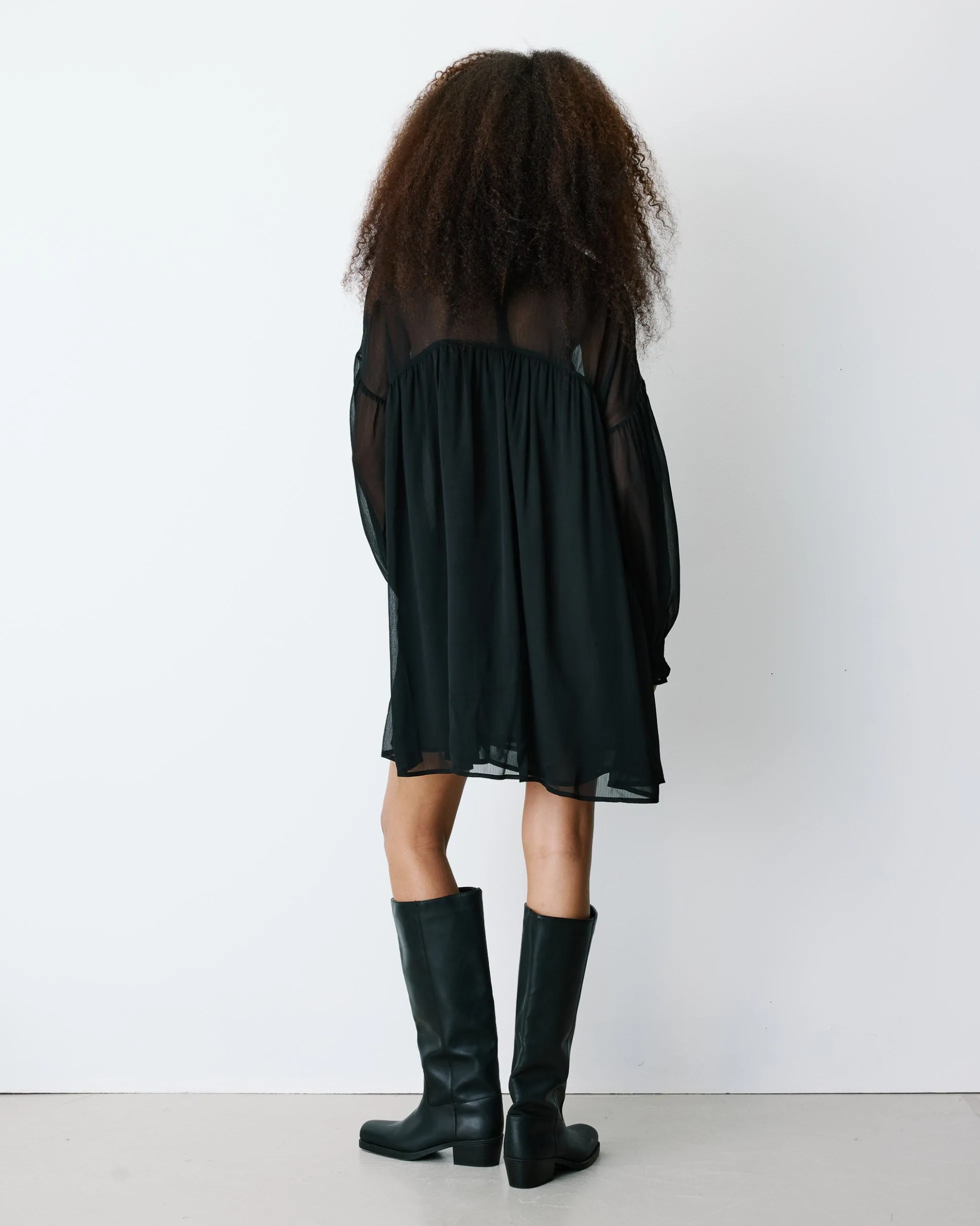 Robe courte oversize col transparent noir Belya