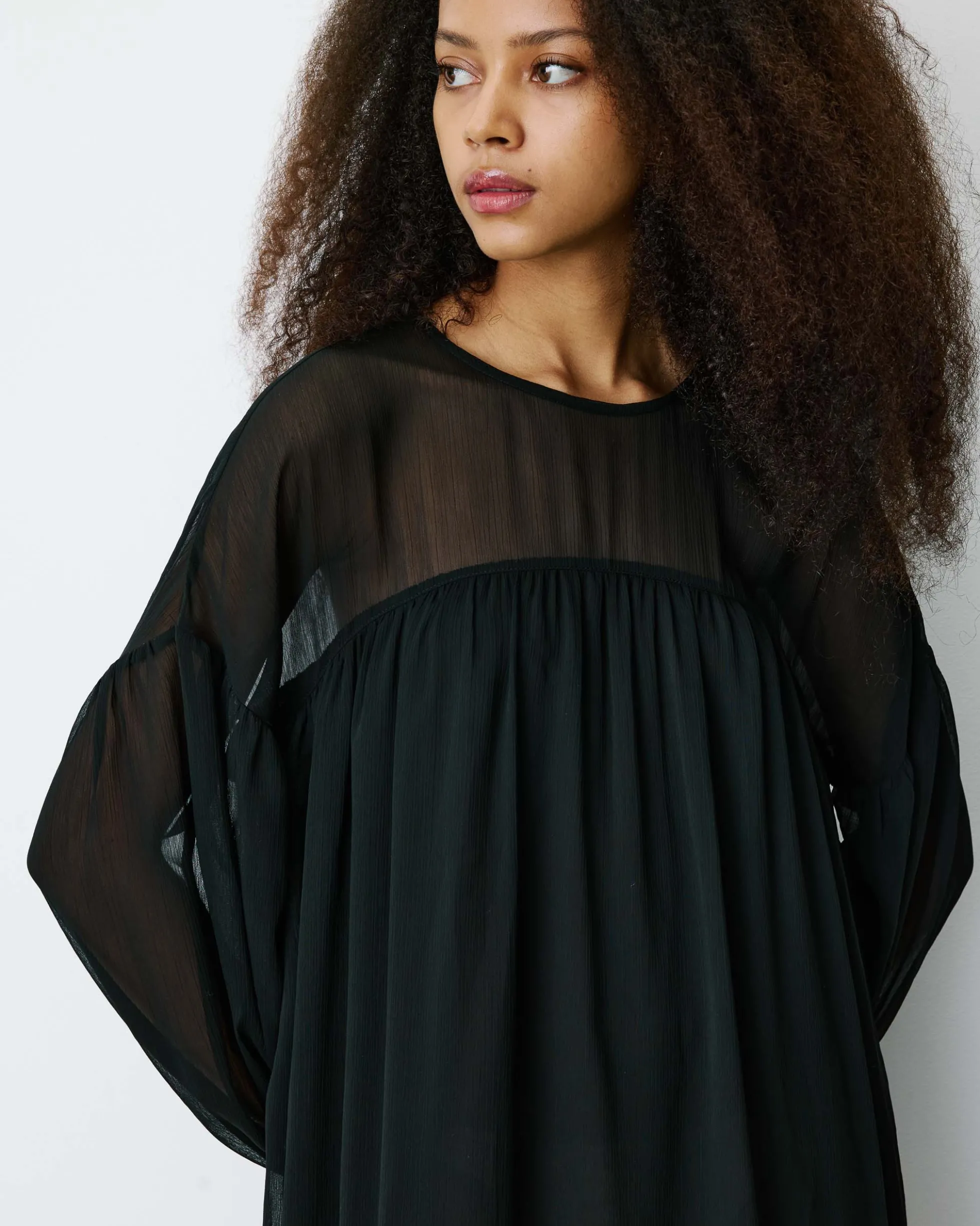Robe courte oversize col transparent noir Belya
