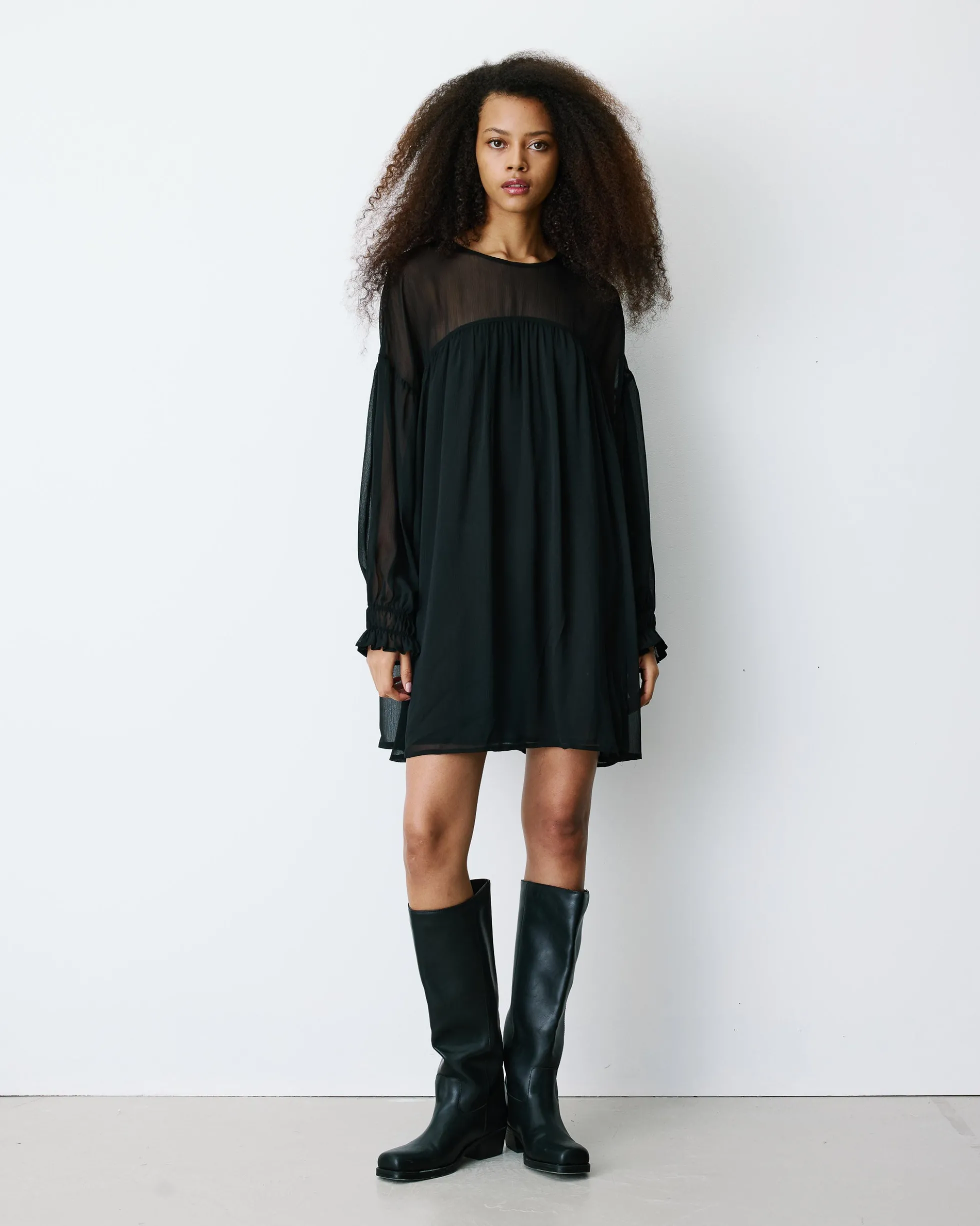 Robe courte oversize col transparent noir Belya