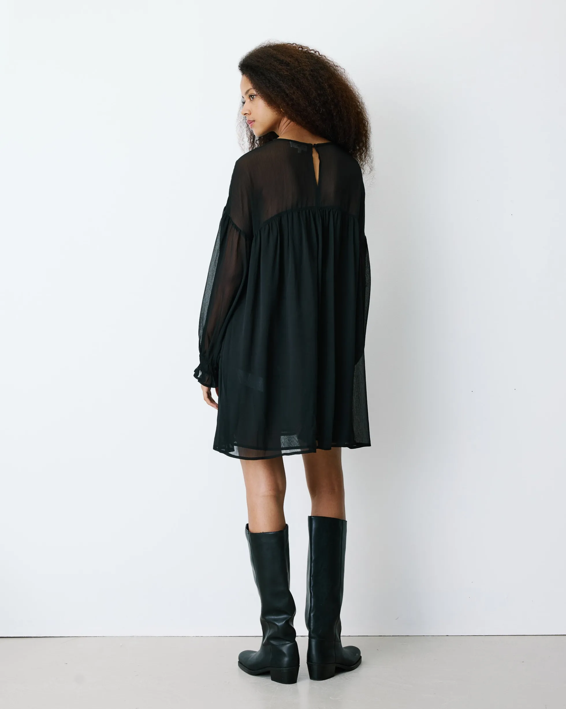 Robe courte oversize col transparent noir Belya