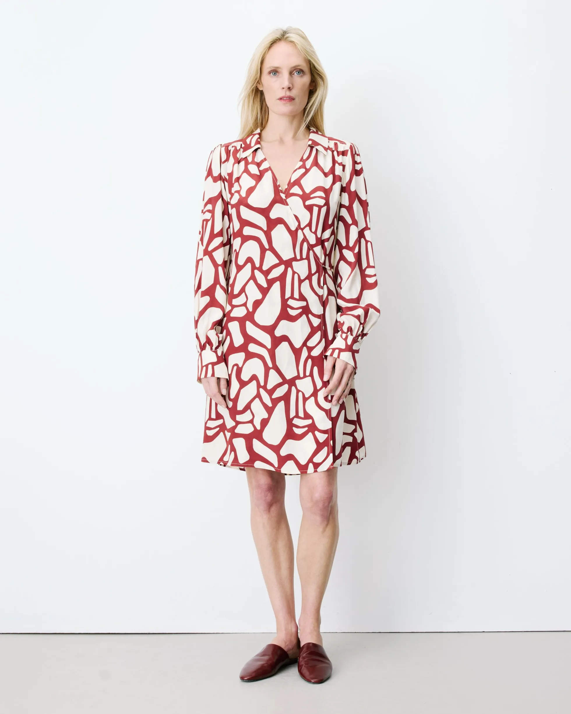 Robe courte portefeuille à motif terracotta Anika