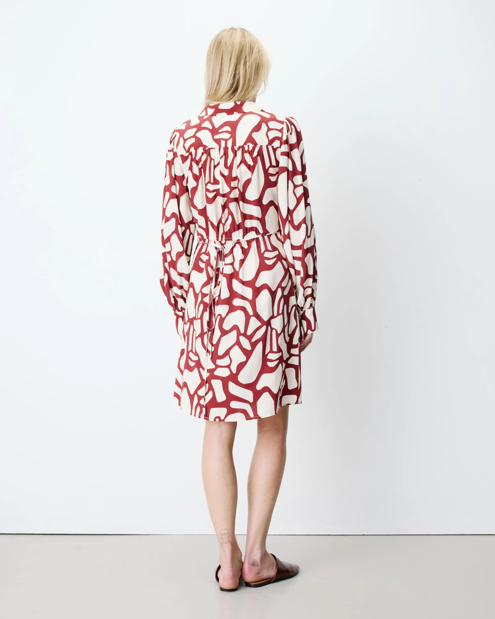 Robe courte portefeuille à motif terracotta Anika