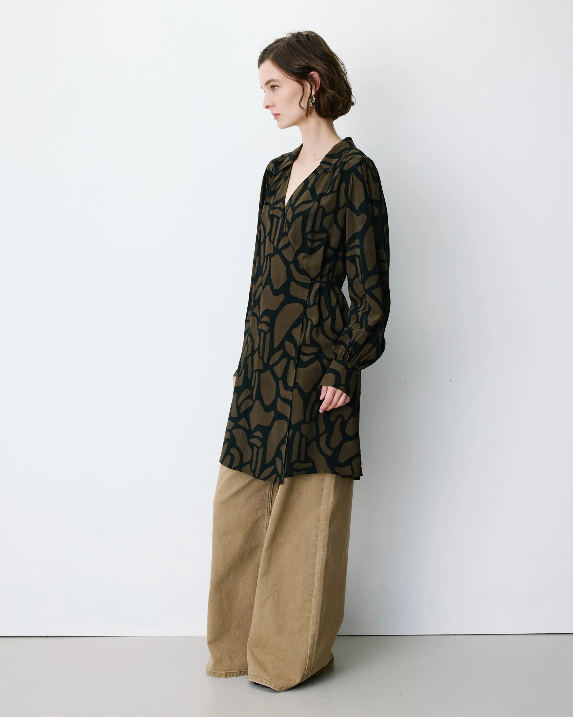 Robe courte portefeuille à motif kaki Anika