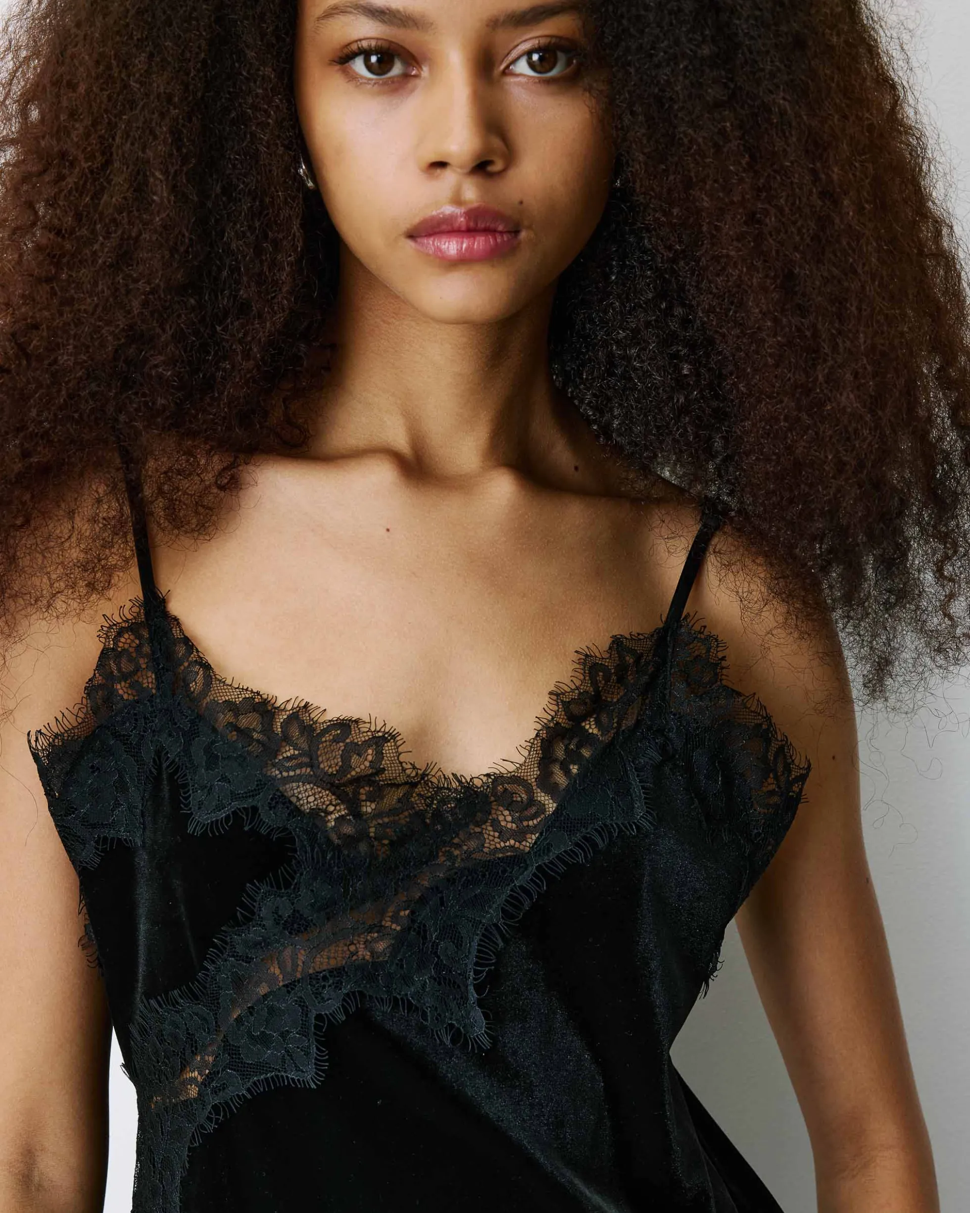 Robe courte velours et dentelle à fines bretelles noir Blair
