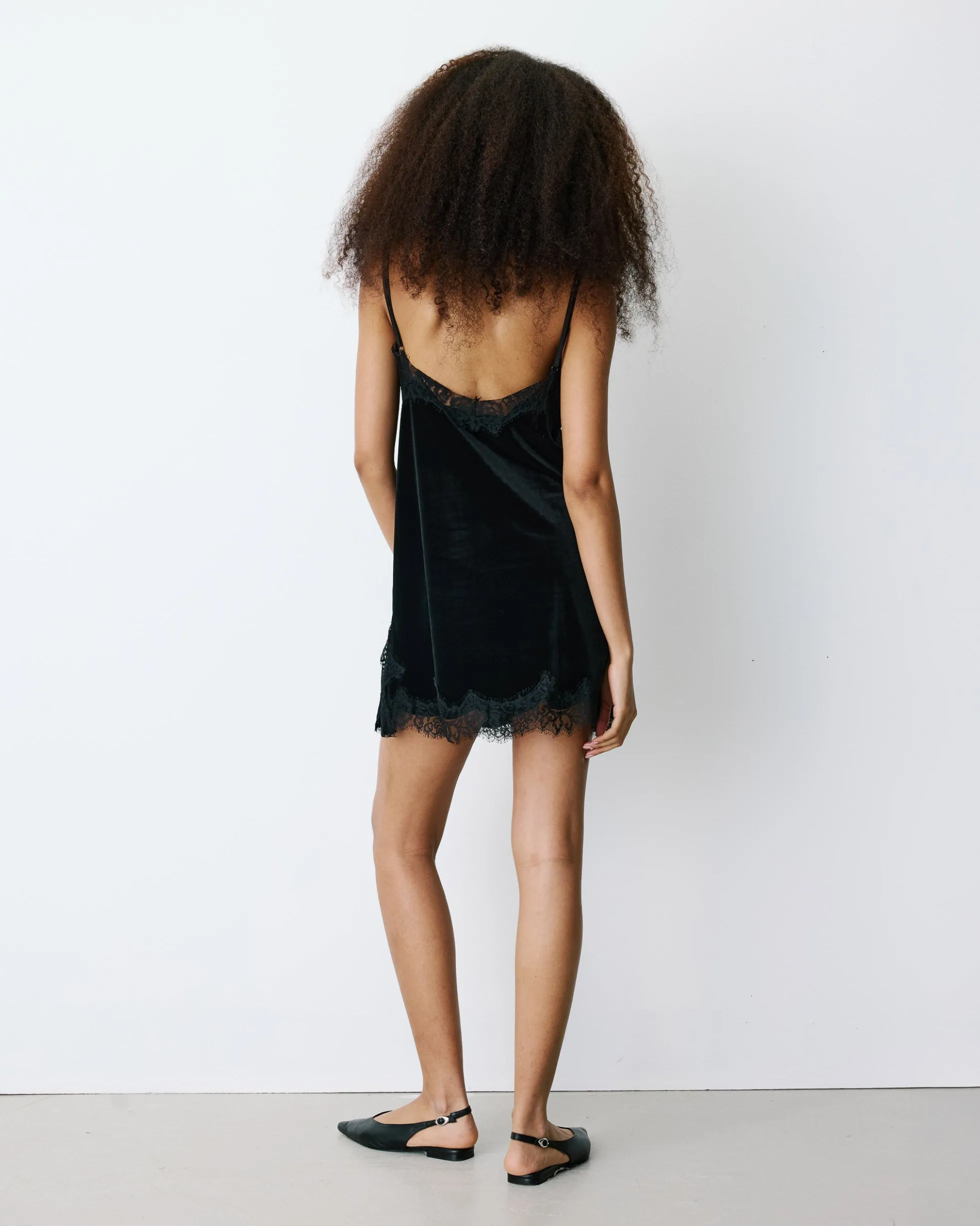 Robe courte velours et dentelle à fines bretelles noir Blair