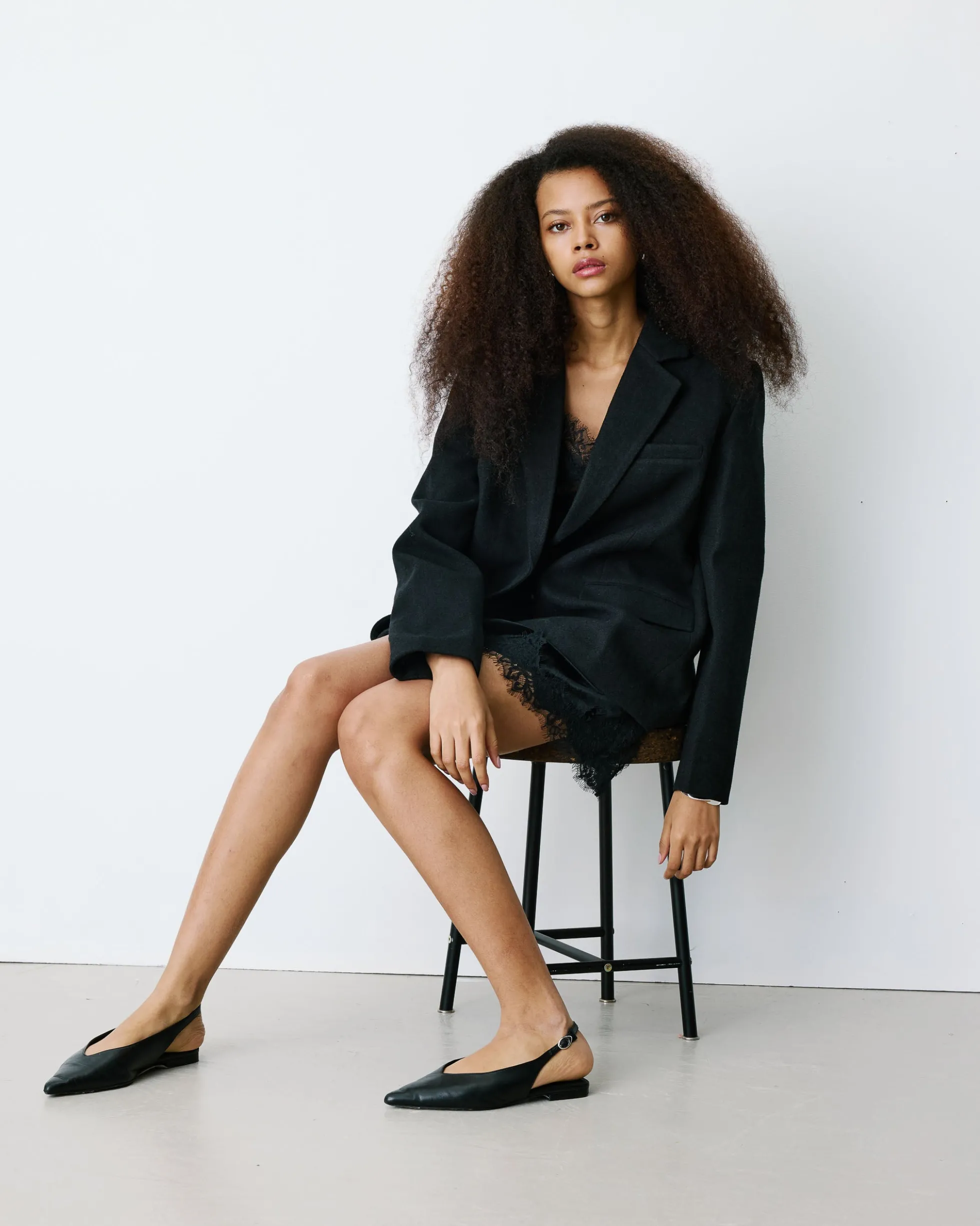 Robe courte velours et dentelle à fines bretelles noir Blair